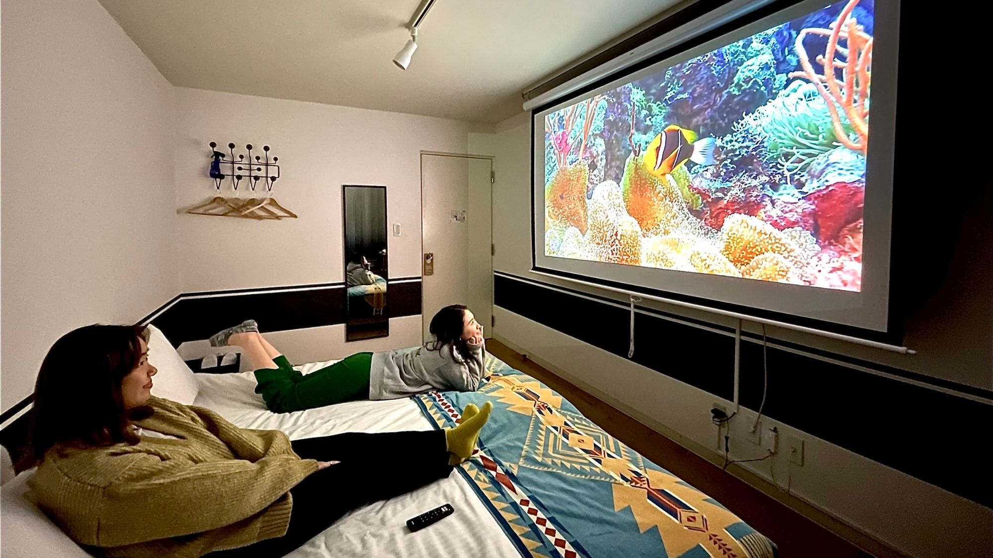 ライフスタイルホテル「HOTEL GRAPHY 根津」にシアタールームが新登場! キングサイズベット×100インチのスクリーンの大迫力