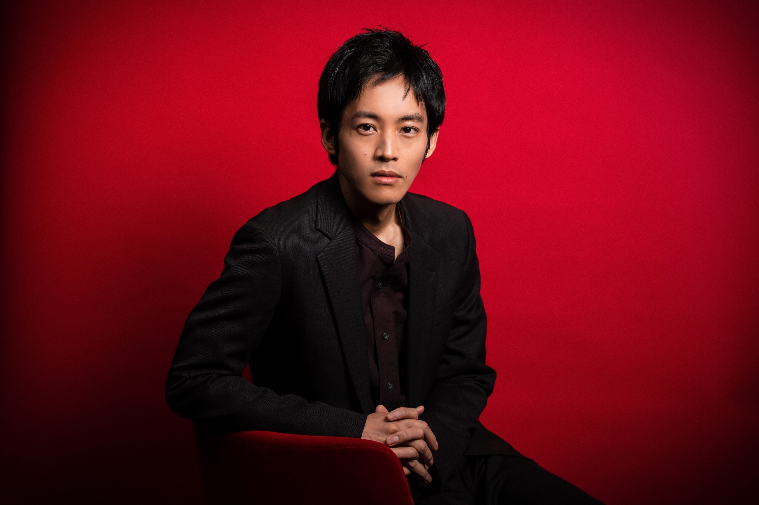 松坂桃李が語る『THE BATMAN-ザ・バットマン-』の魅力とは? CM&インタビュー映像解禁「息を呑むってこういうことだな」