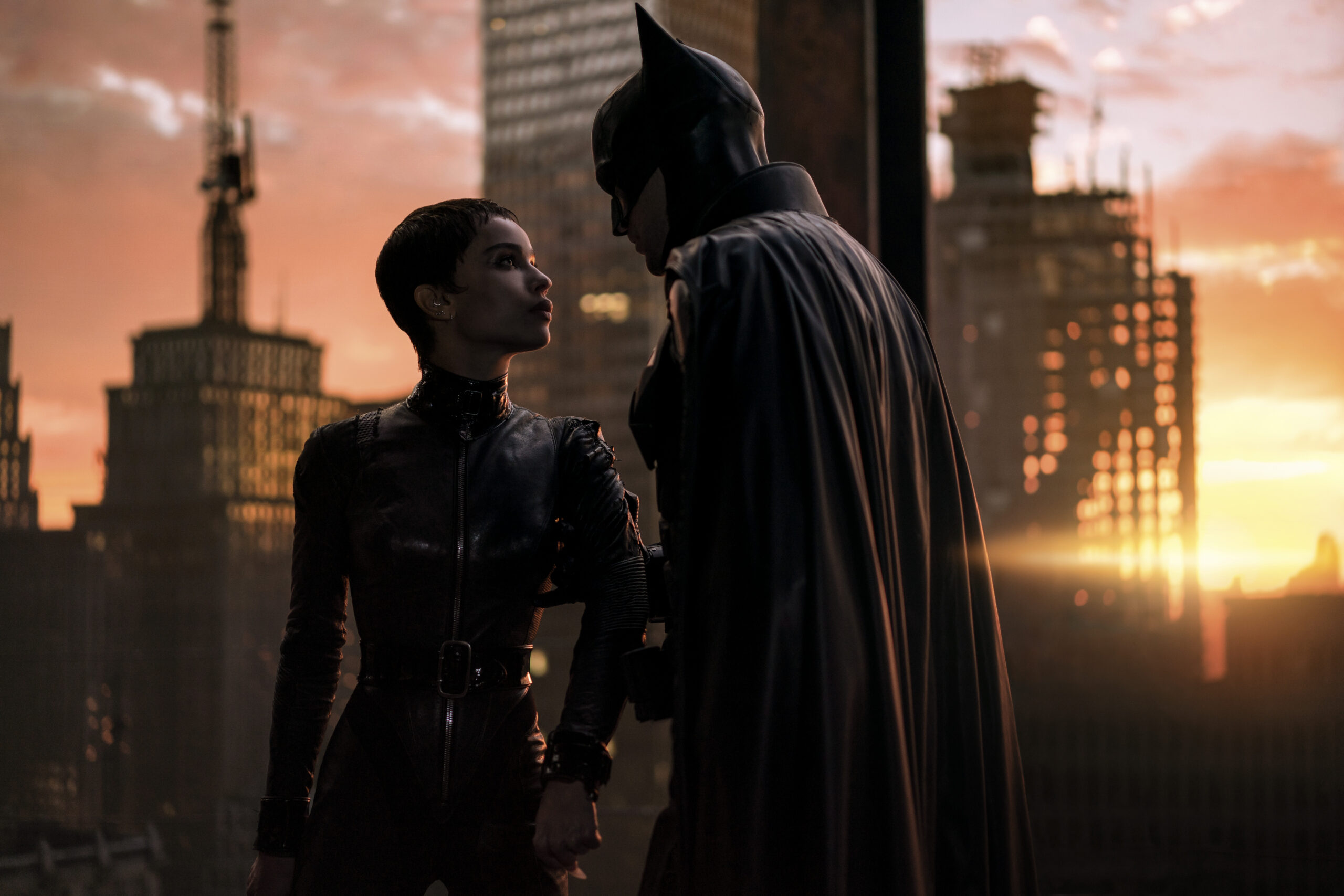 バットマン＆キャットウーマンが黄昏のゴッサムシティを見下ろす！『THE BATMAN－ザ・バットマン－』US版アート解禁