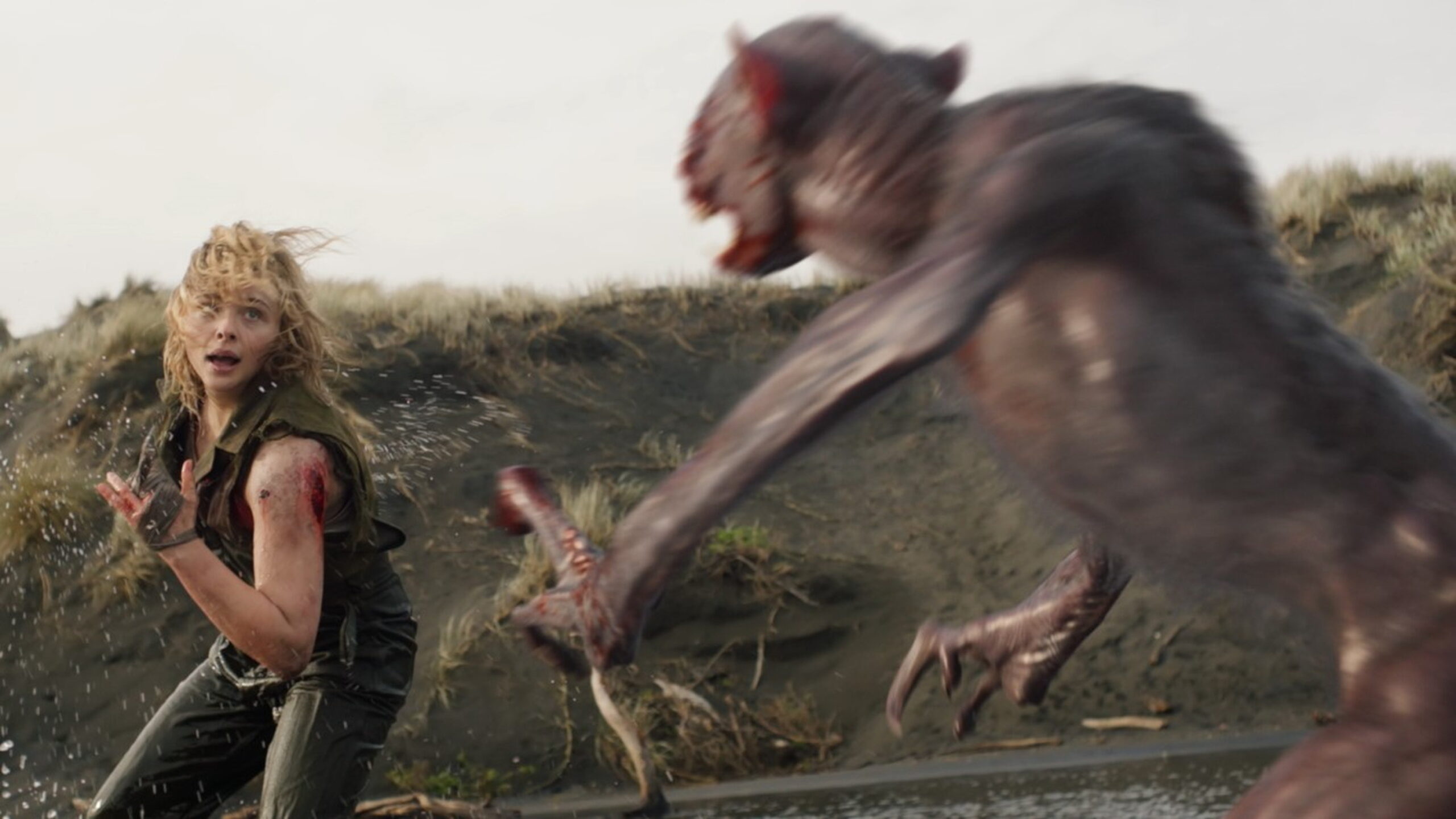 クロエ・グレース・モレッツが魔物グレムリンをぶっとばす!『シャドウ・イン・クラウド』特別アクション動画2種解禁