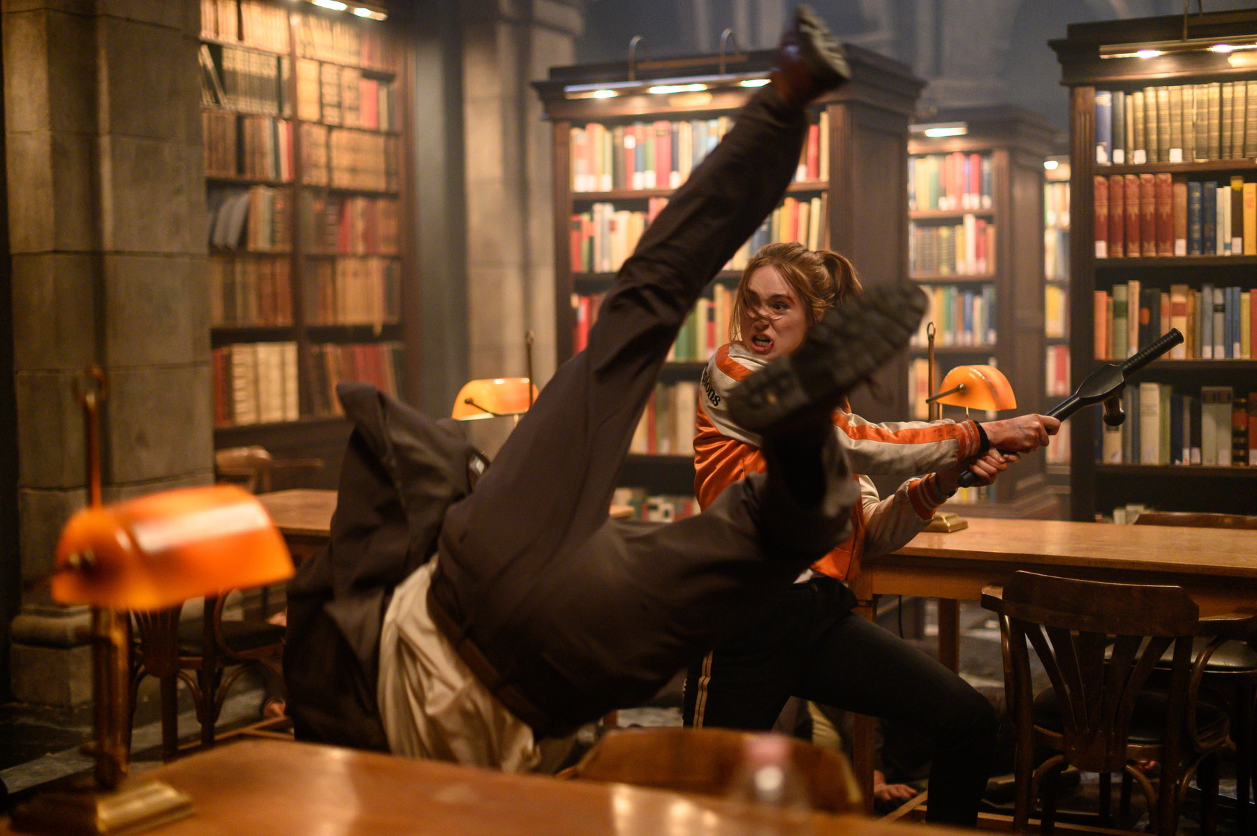 「女がどんなにタフだか教えてあげる」 カレン・ギランらが図書館でブチギレ大暴れする『ガンパウダー・ミルクシェイク』本編映像解禁