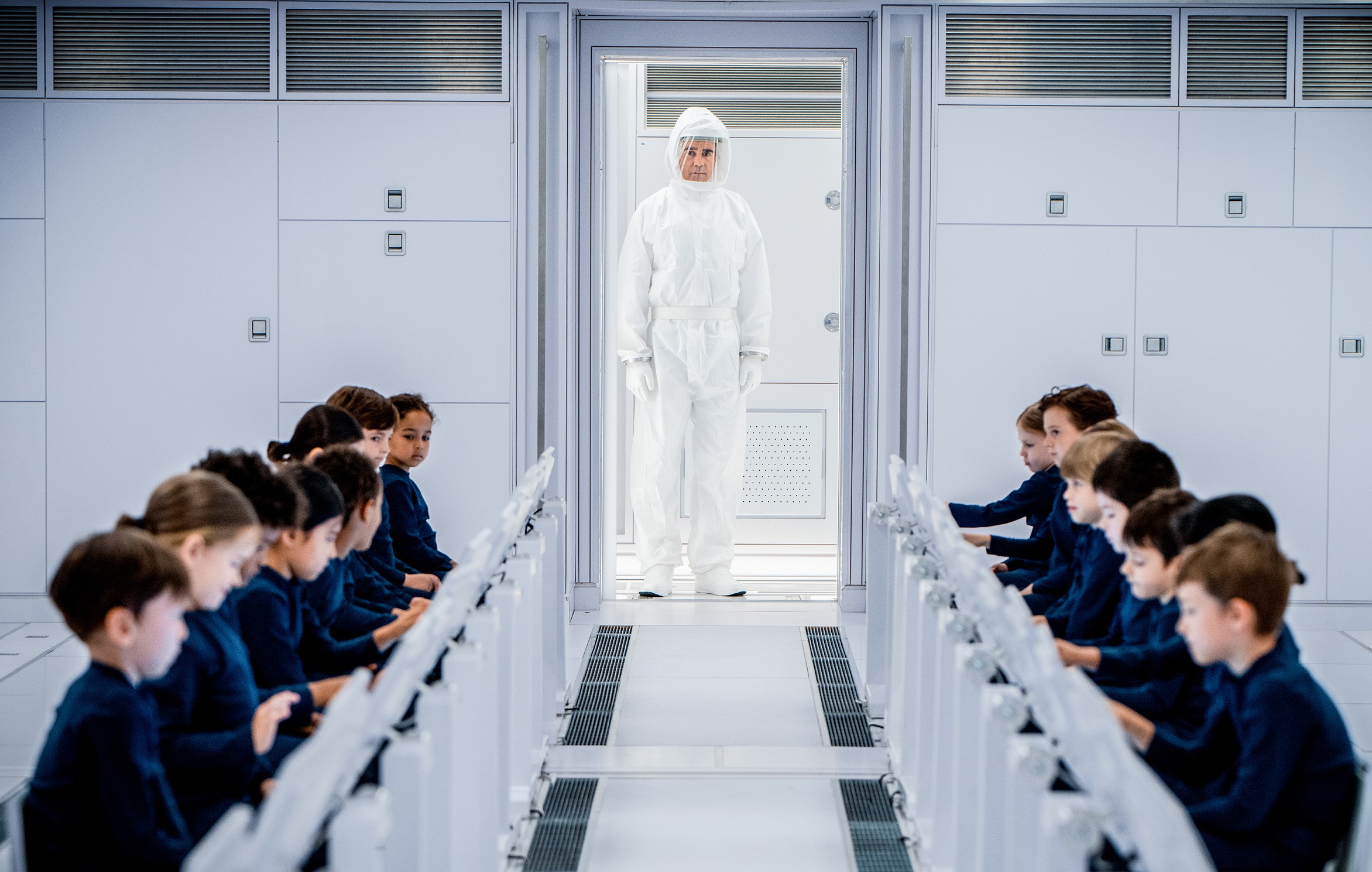 コリン・ファレル「人間の本質とは何かという問いを突きつけられた」キャスト＆監督が衝撃SF『ヴォイジャー』を語る特別映像