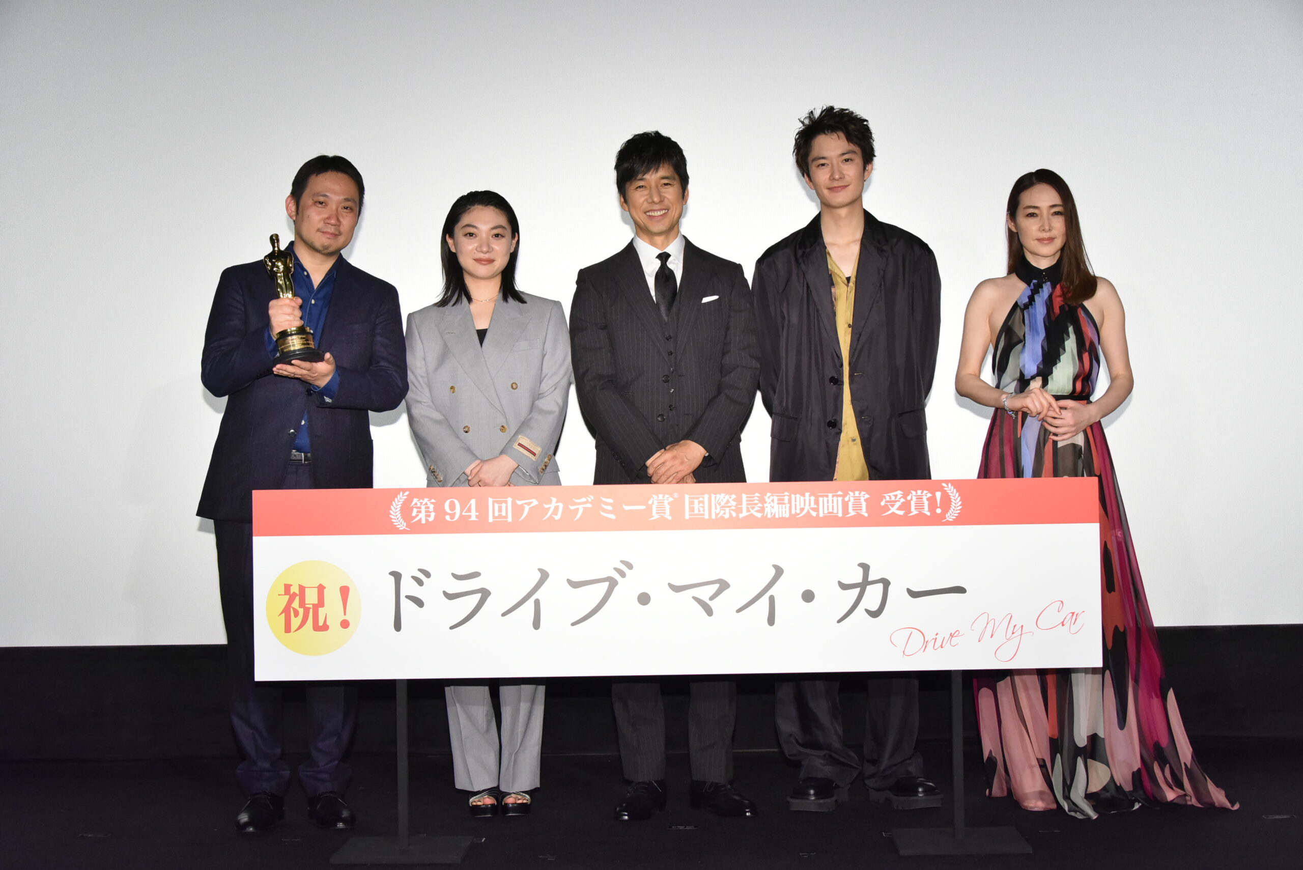 『ドライブ・マイ・カー』凱旋舞台挨拶に西島秀俊らが登壇「素晴らしい現場」　オスカー像を手にした三浦透子の「そんなに重くない」に爆笑