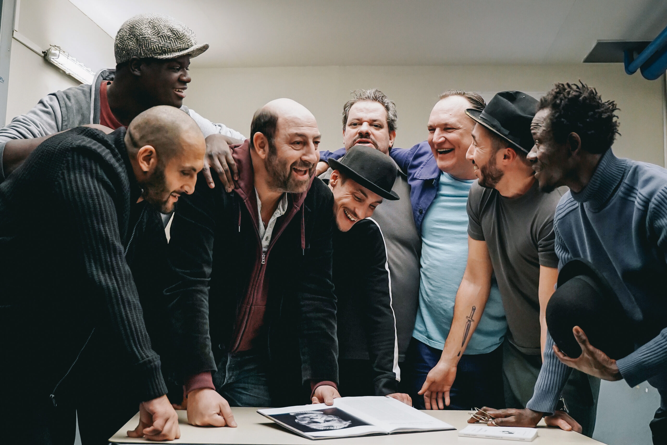 がけっぷち俳優と囚人たちが繰り広げる実話を基にした感動作『アプローズ、アプローズ！囚人たちの大舞台』7月29日公開決定