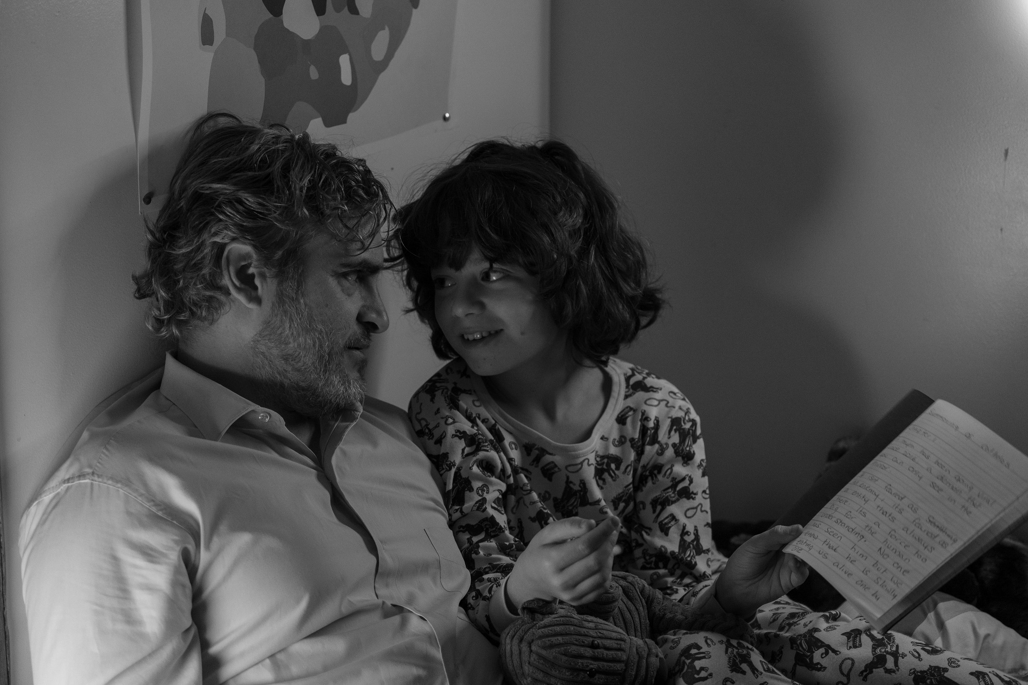 ホアキン・フェニックスの優しくてピュアな「素」を感じる超レア映像！「オズの魔法使い」を子供に読み聞かせる『カモン カモン』本編映像