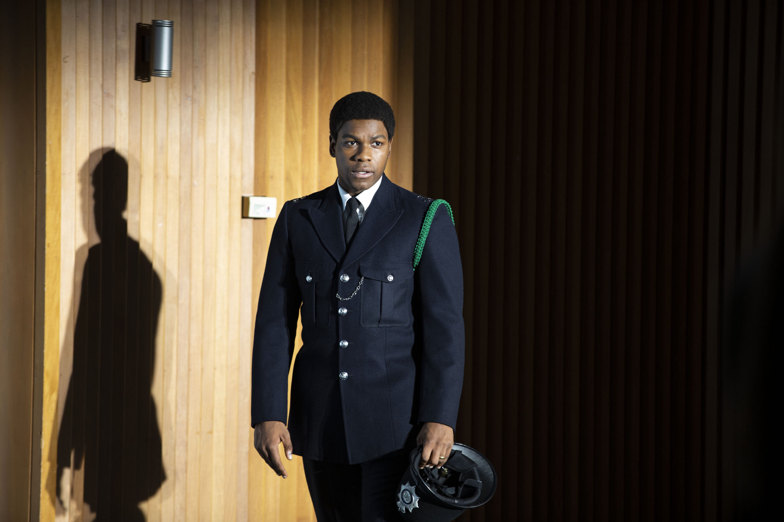 ジョン・ボイエガ主演、人種差別の歴史を描く『スモール・アックス』第3話「レッド、ホワイト&ブルー」予告編映像&舞台裏映像解禁