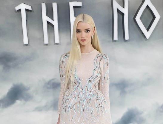 アニャ・テイラー＝ジョイが新作『The Northman』のプレミアにディオール着用で登場