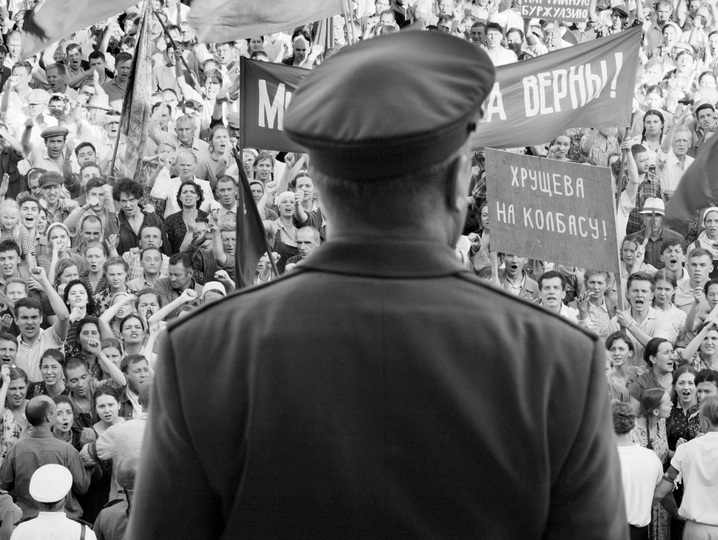 約5000人のデモ隊に軍が銃撃を開始——30年間国家に隠蔽されてきた虐殺事件を描く『親愛なる同志たちへ』本編映像