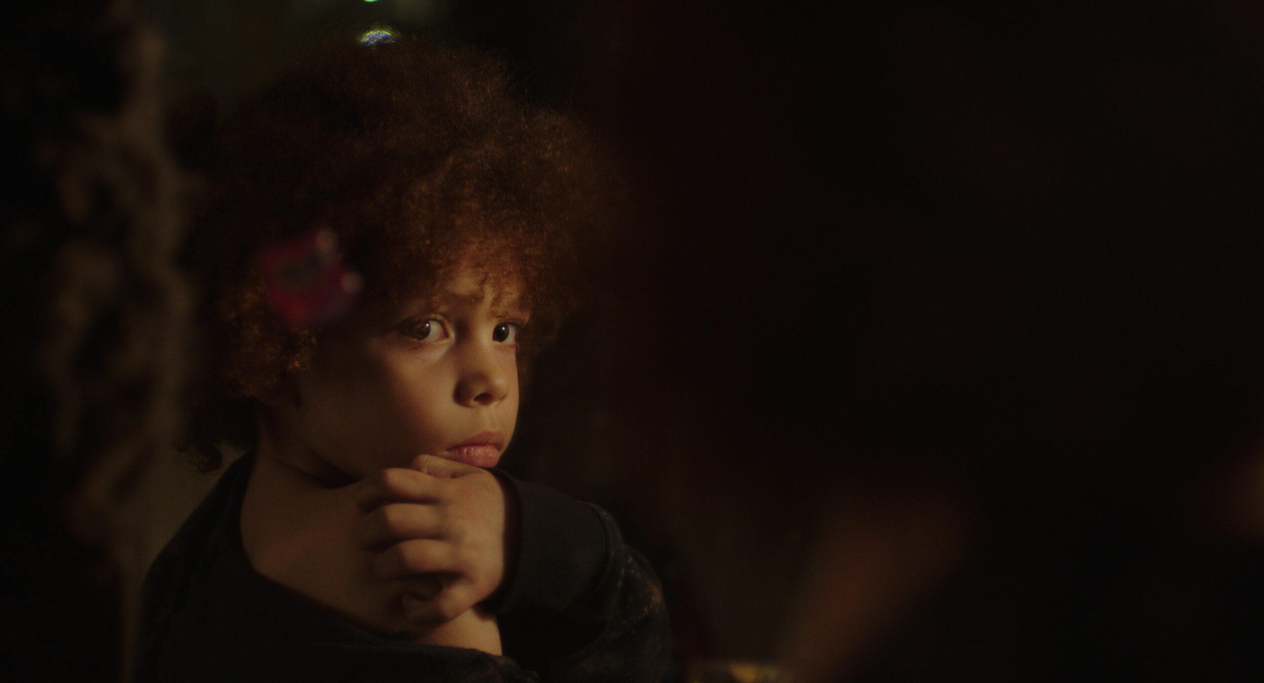 NY地下鉄の廃トンネルで暮らす母娘が不法居住者の摘発から逃れて街へ——『きっと地上には満天の星』日本版予告編が解禁