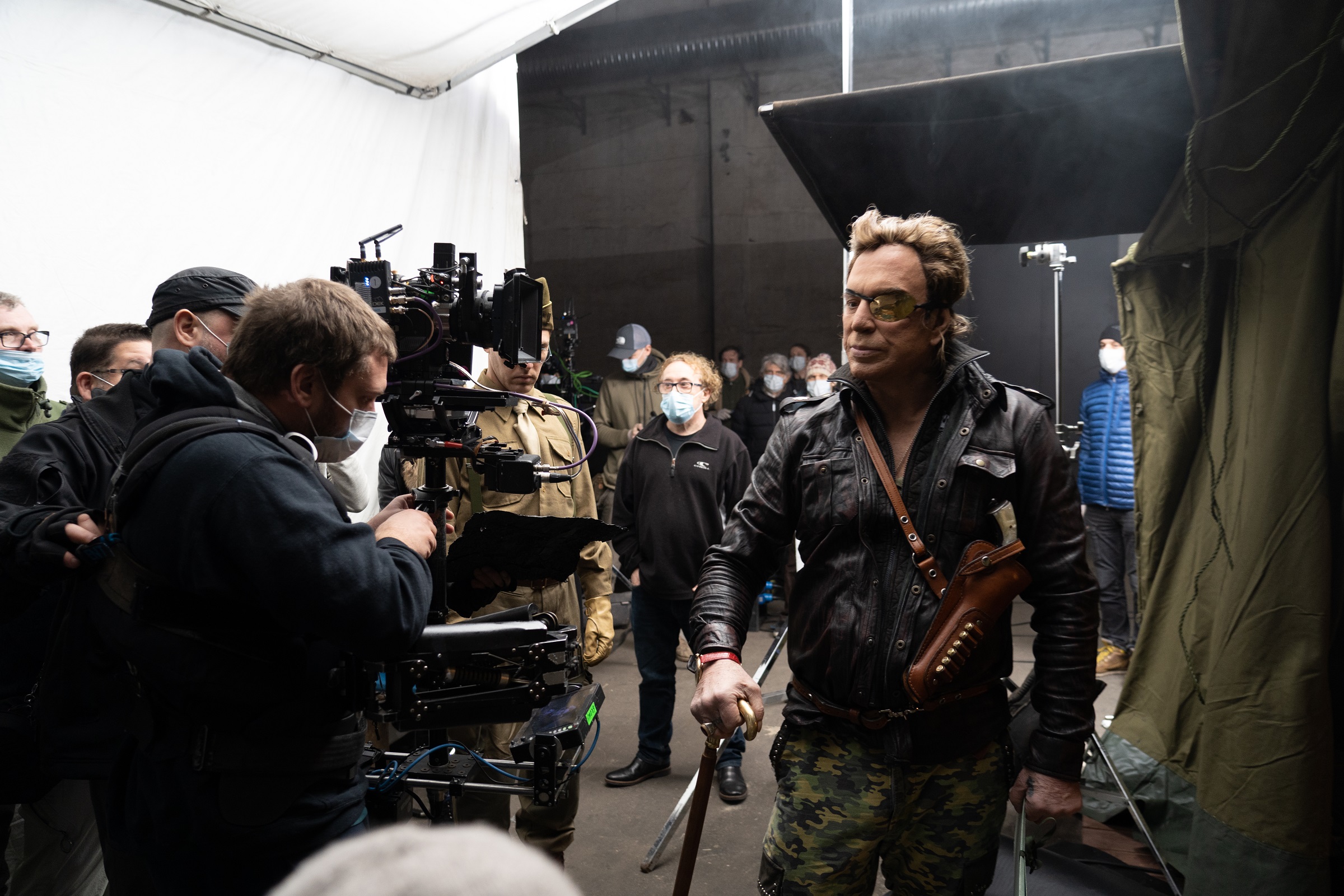 コロナ禍で撮影された『ウォーハント 魔界戦線』メイキング画像解禁　ミッキー・ローク「みんなが素晴らしく行動」