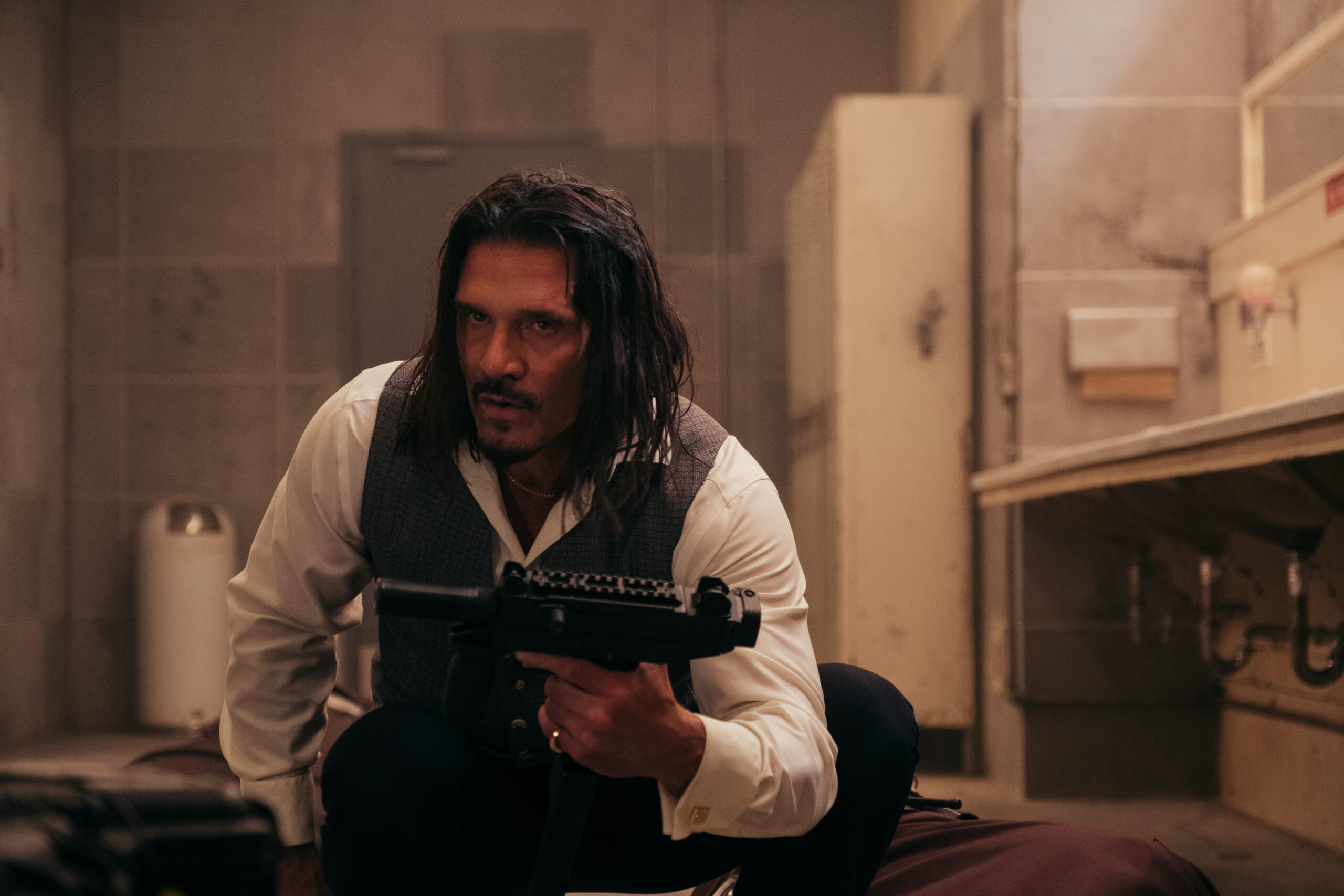 フランク・グリロが業火の警察署で死闘を繰り広げる!『炎のデス・ポリス』銃撃戦映像解禁