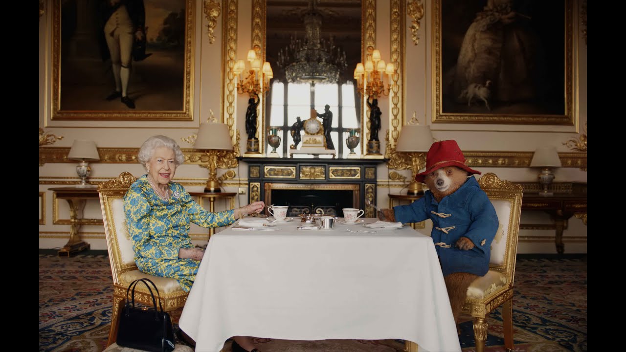 エリザベス女王とパディントンが、即位70周年を祝うプラチナジュビリー記念のショートフィルムで奇跡の共演