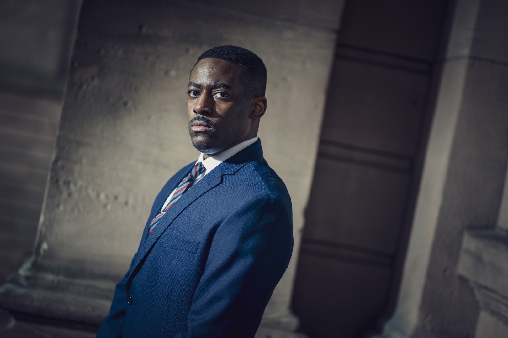 60年代の人種偏見とも戦うCIAエージェントを熱演！　アシュリー・トーマスが『ハリー・パーマー 国際諜報局』を語る