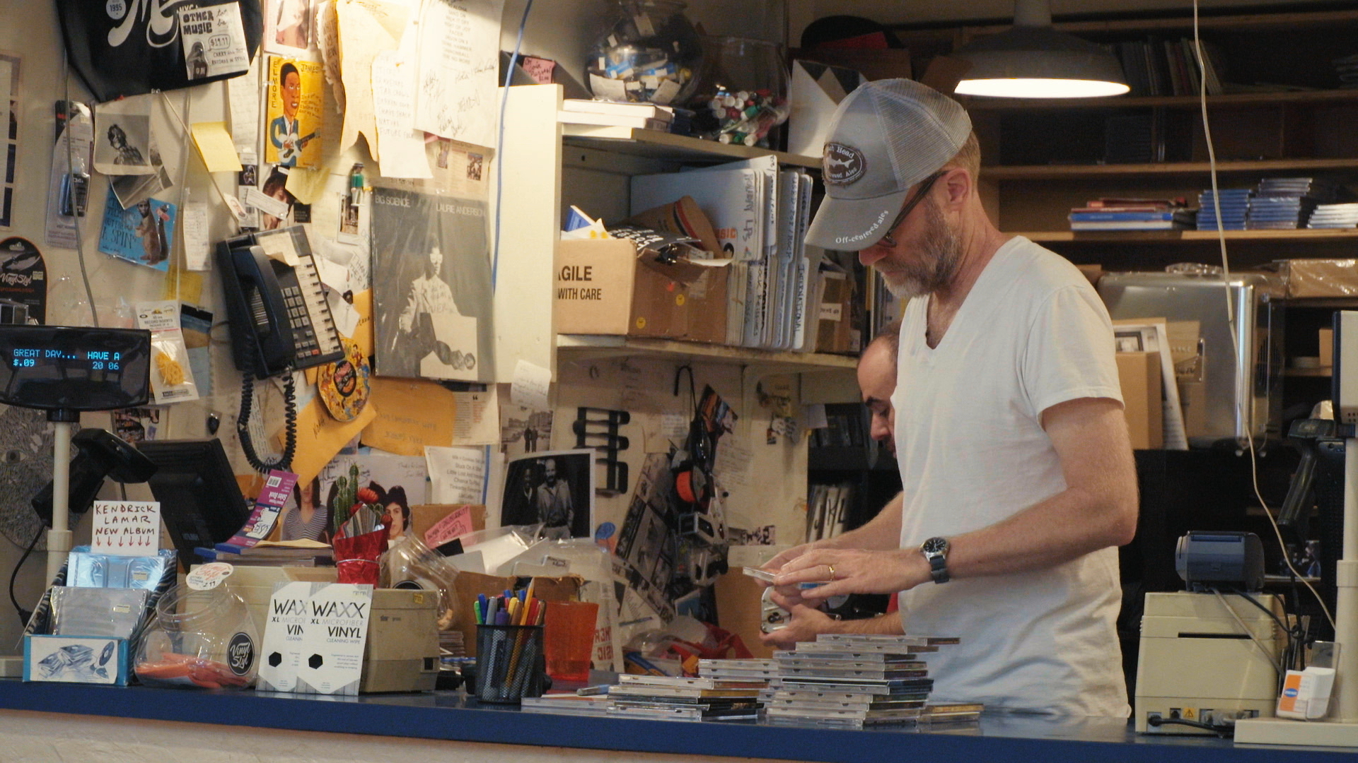 NYの伝説的レコードショップの21年の歴史を追う『アザー・ミュージック』9月10日公開決定&ポスタービジュアル、新場面写真解禁