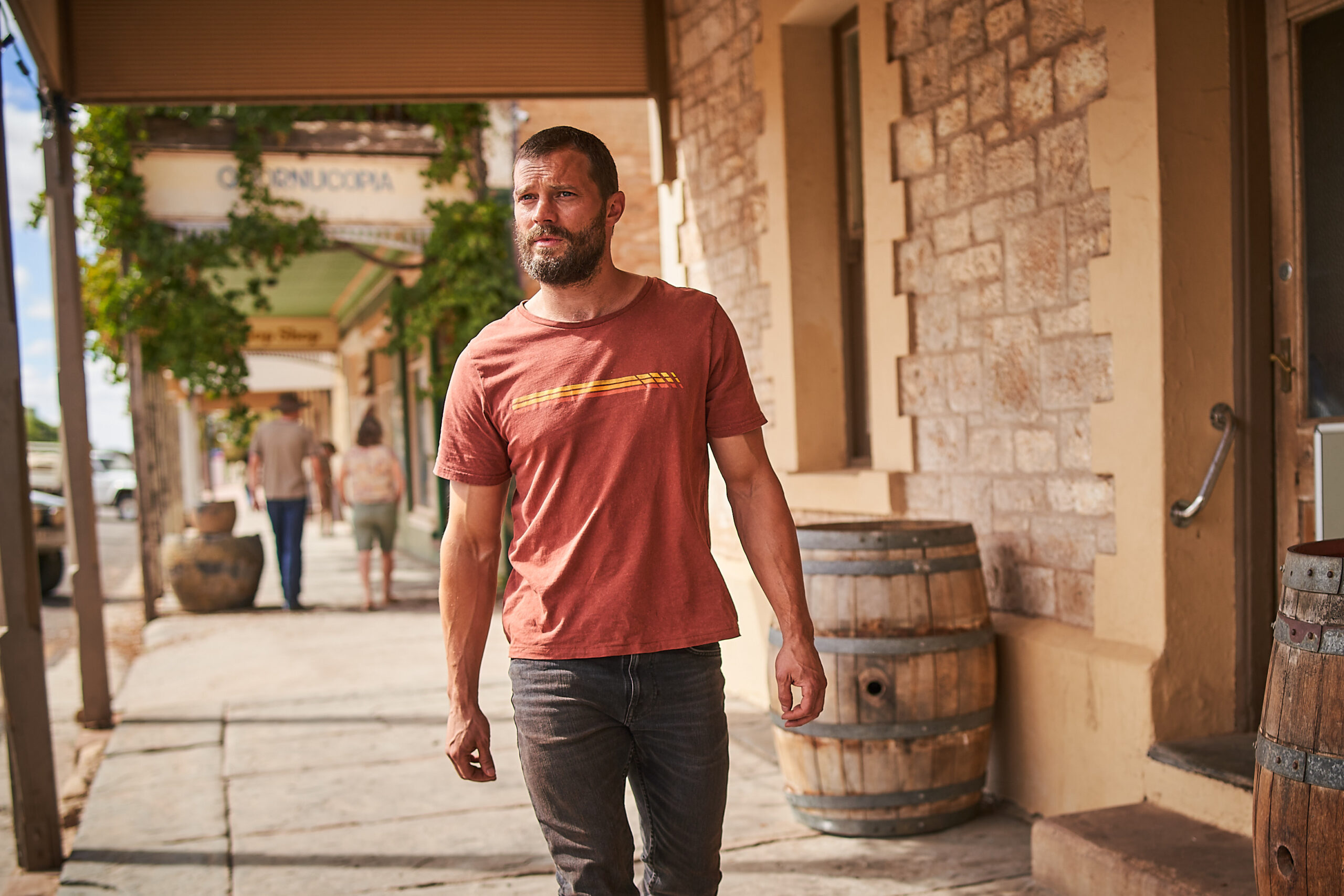 ジェイミー・ドーナン、世界で話題を呼んでいる兄弟クリエイターの脚本を絶賛！『ザ・ツーリスト 俺は誰だ？』特別映像公開