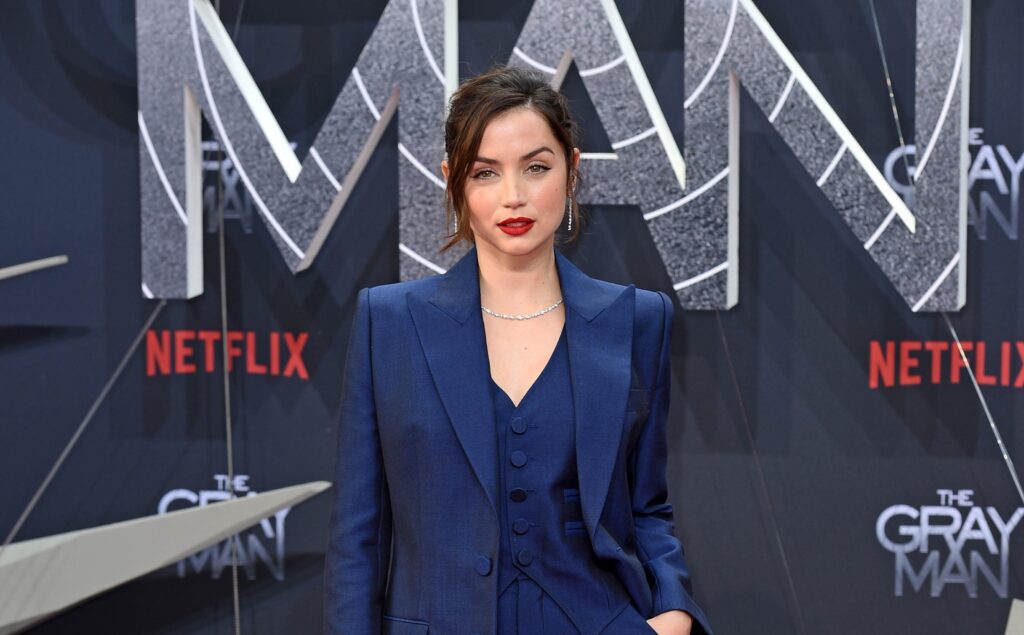 アナ・デ・アルマスが映画『グレイマン』プレミア上映会でルイ・ヴィトンを着用