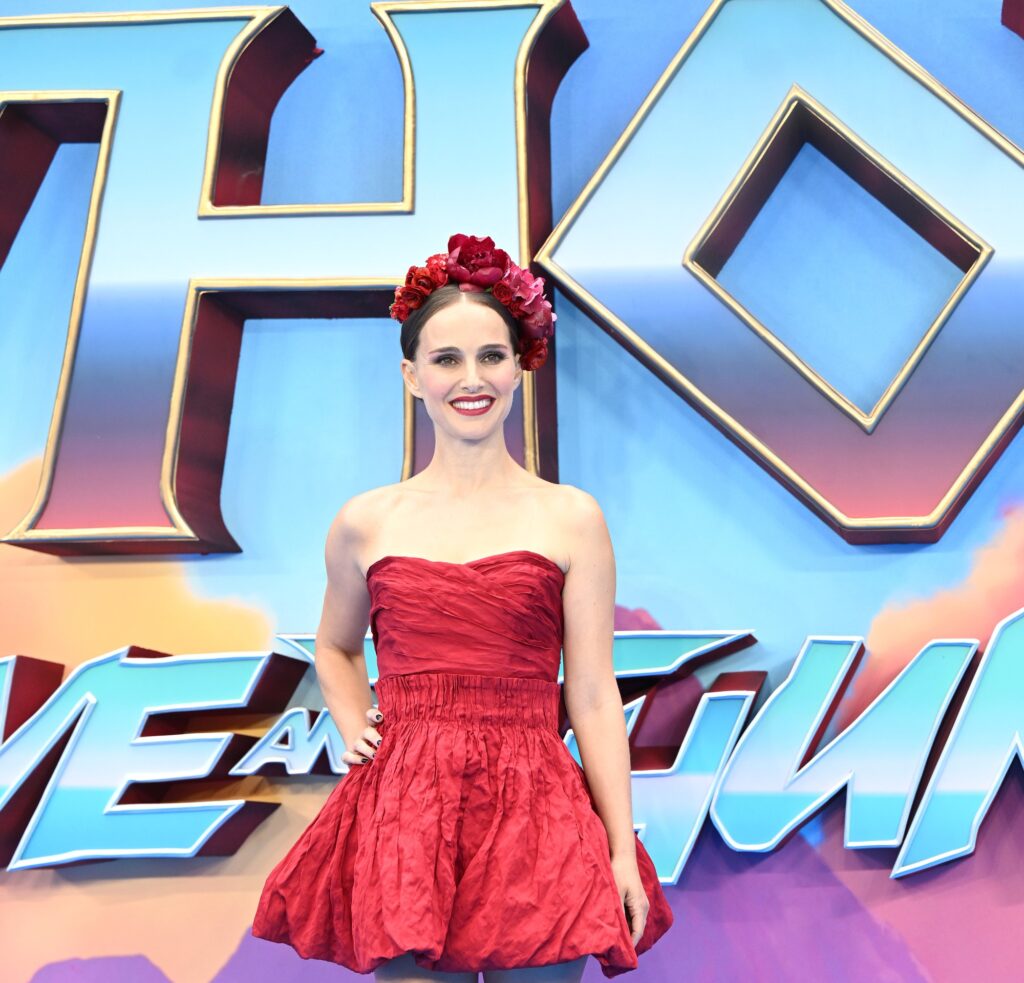 ナタリー・ポートマンが映画『ソー：ラブ＆サンダー』プレミアでディオールを着用