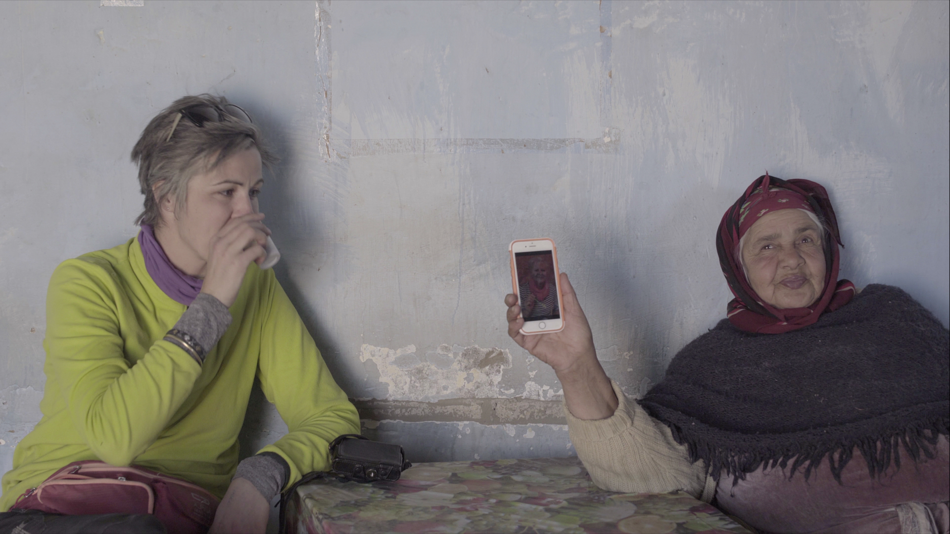 世界最大のサハラ砂漠でたった一人カフェを切り盛りする女主人の日常を追う『サハラのカフェのマリカ』予告編が完成