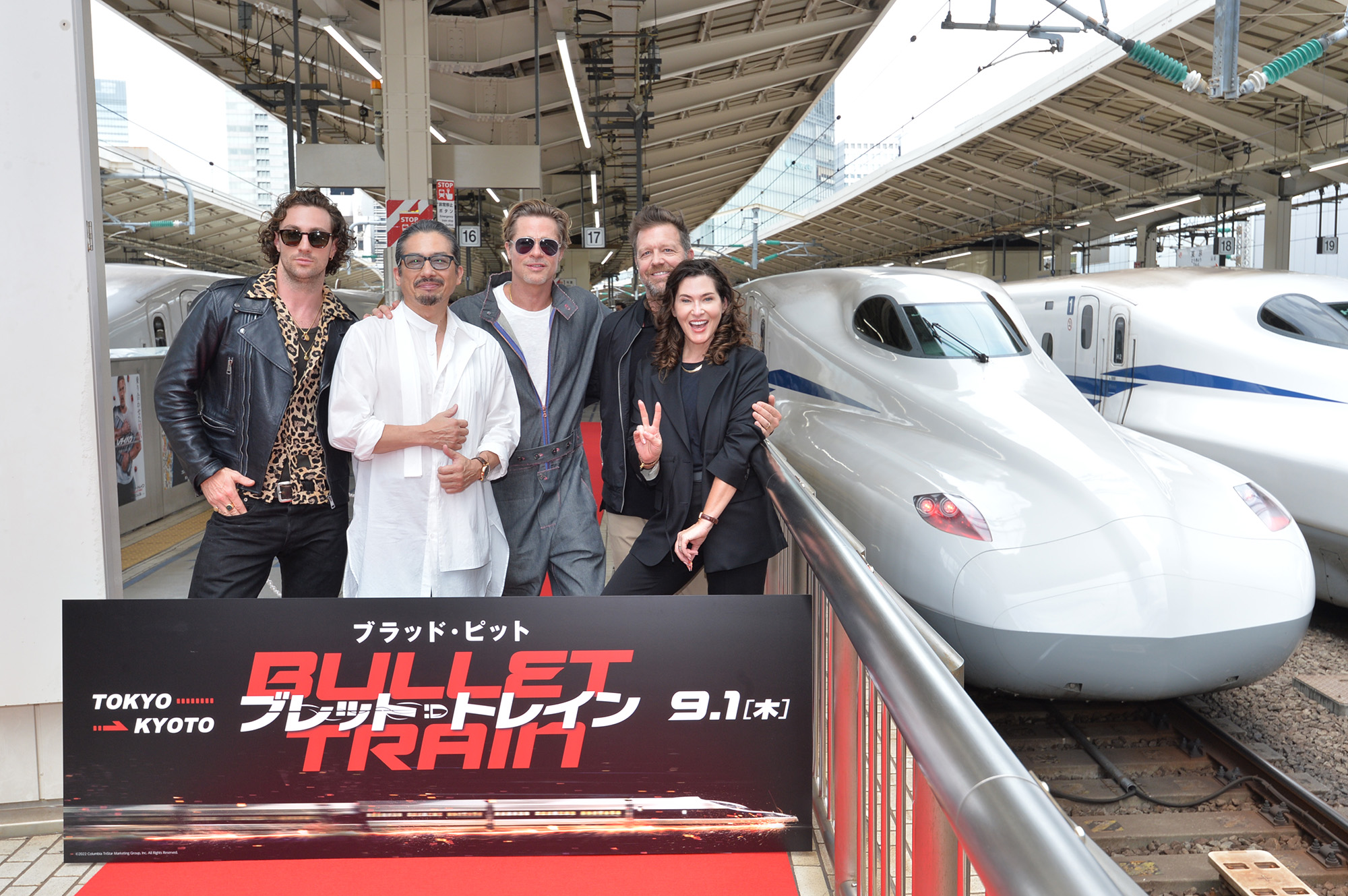 ブラッド・ピット、『ブレット・トレイン』来日イベントで東海道新幹線に乗車! 史上初の“動くレッドカーペット”に「撮影現場にいるよう」