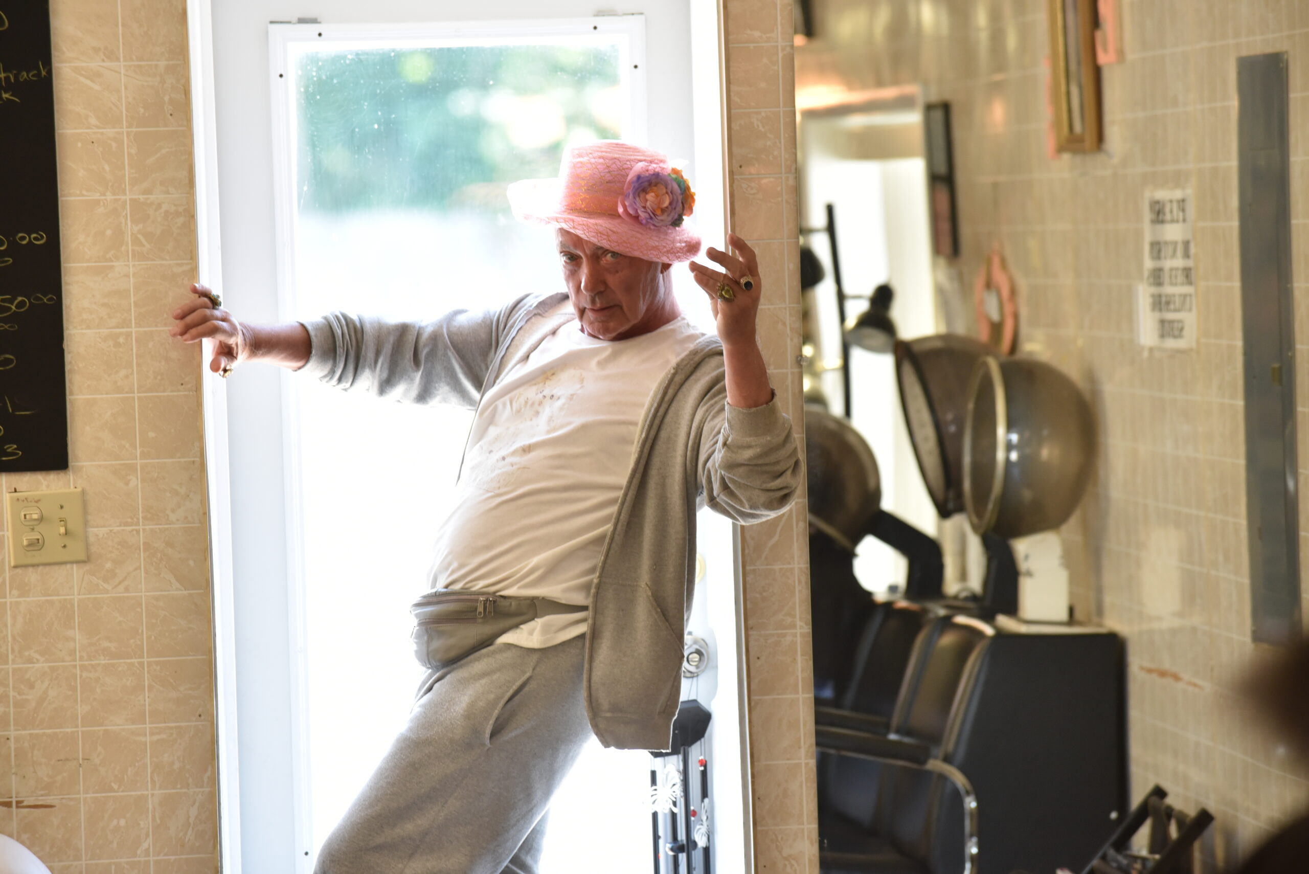 峰不二子も愛用した懐かしの逸品も登場! ウド・キアー主演『スワンソング』本編映像解禁