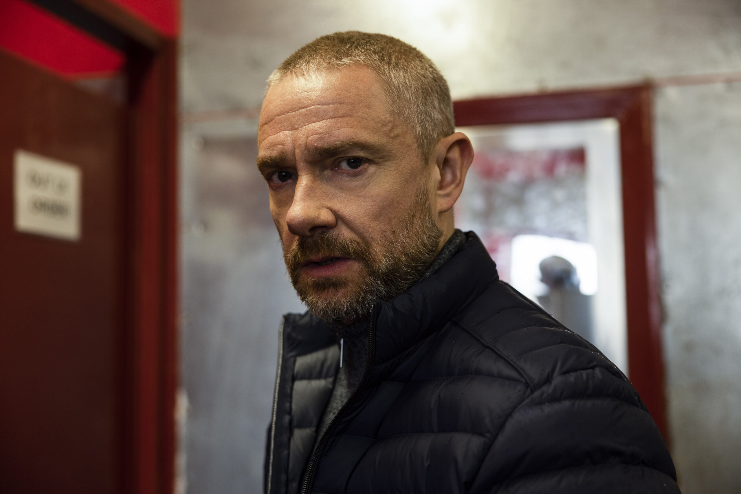 マーティン・フリーマン「本当に主人公の役は私で良いのかと尋ねました」型破りな警官を演じた『レスポンダー 夜に堕ちた警官』を語る