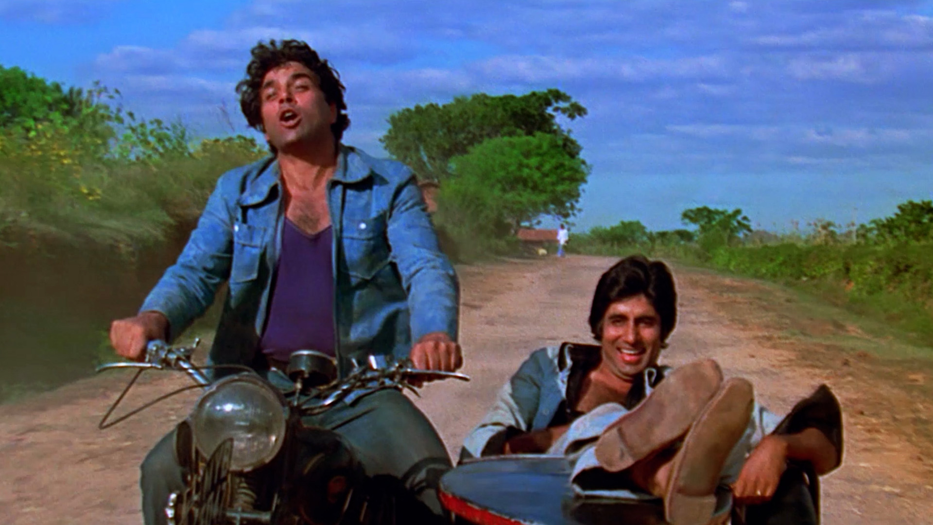 インドの国⺠的⼤スター、アミターブ・バッチャンが主演を務めた“千年に1度の映画”『炎』予告編&本国版ビジュアル解禁