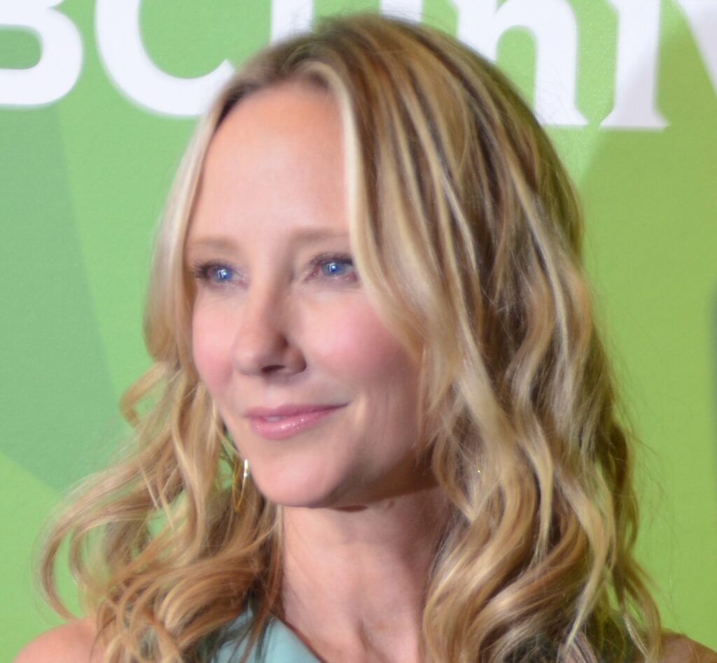 『6デイズ／7ナイツ』などの女優アン・ヘッシュが自動車事故で脳死状態に