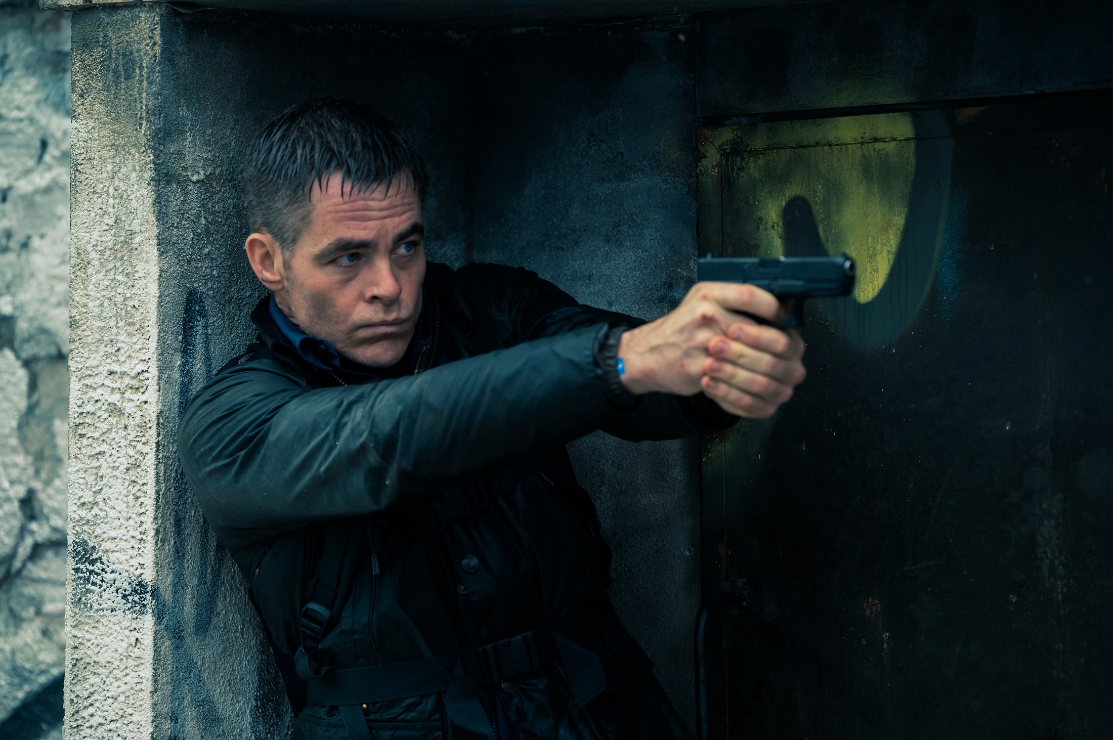 世界最強の兵士が独りぼっちの闘いへ——クリス・パイン主演『ザ・コントラクター』日本オリジナル予告編&場面写真解禁