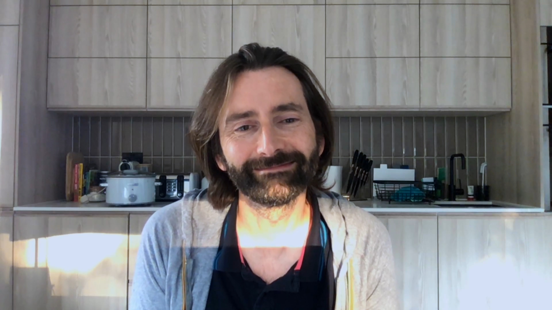 デヴィッド・テナントとマイケル・シーンの仲の良さに注目！『ステージド 俺たちの舞台“裏”！』9月1日配信決定＆本編冒頭映像解禁