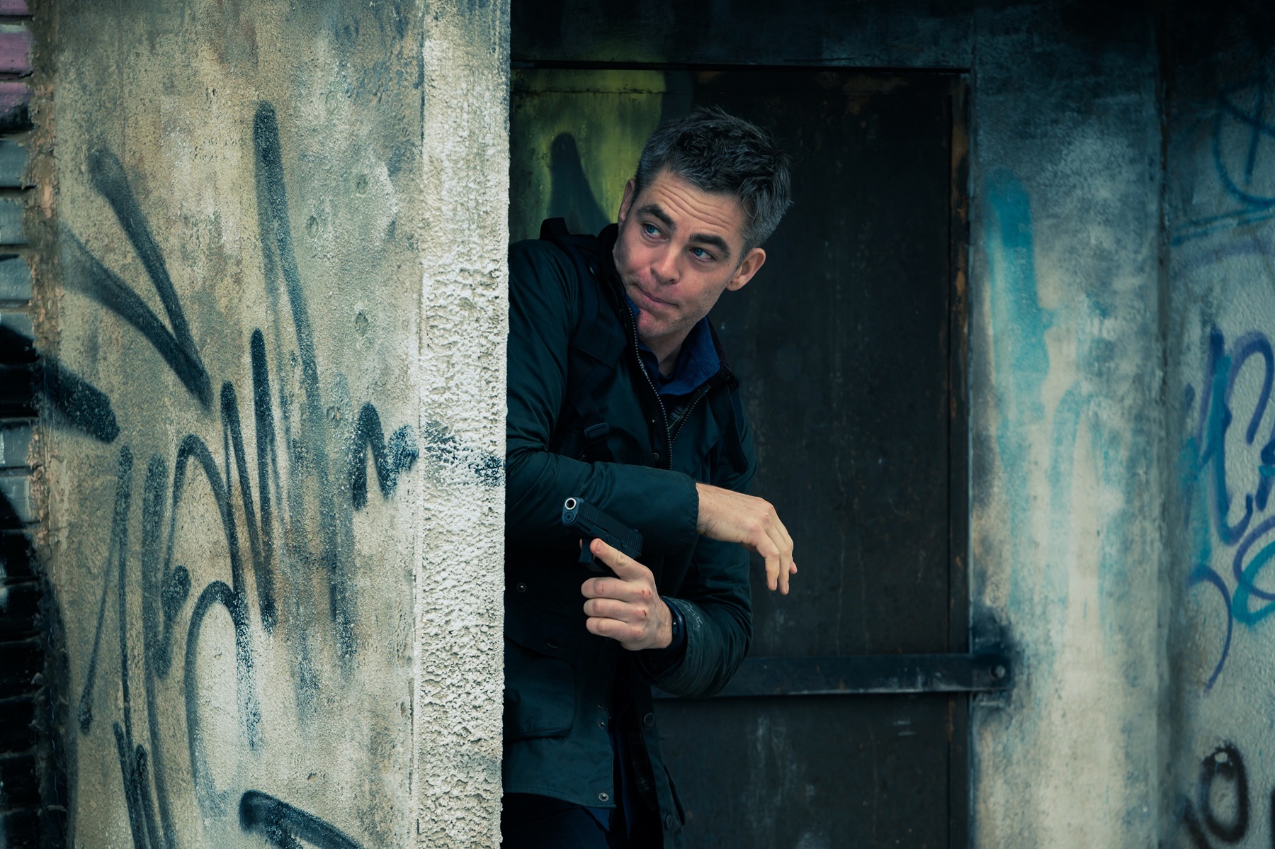 クリス・パインがドイツ・ベルリンの市街地で銃撃戦!『ザ・コントラクター』緊迫のメイキング映像解禁