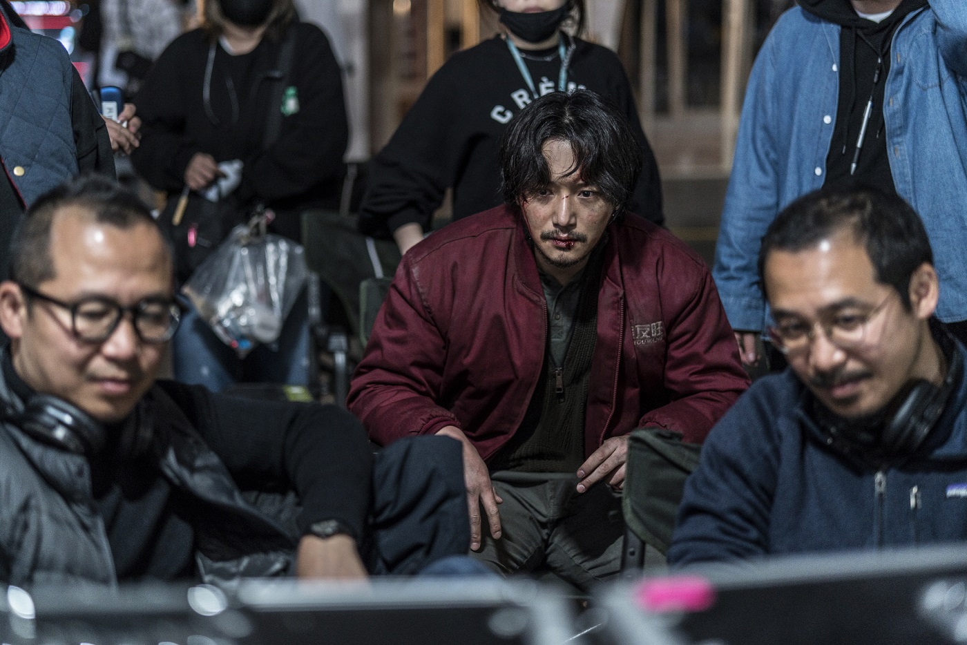 振り込め詐欺の犯人たちが使う手口を細部まで再現——リアル犯罪アクション『声/姿なき犯罪者』メイキング映像が解禁