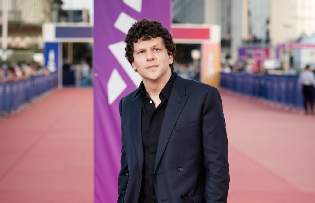 ジェシー・アイゼンバーグ、第47回ドーヴィル・アメリカ映画祭にディオール着用で登場