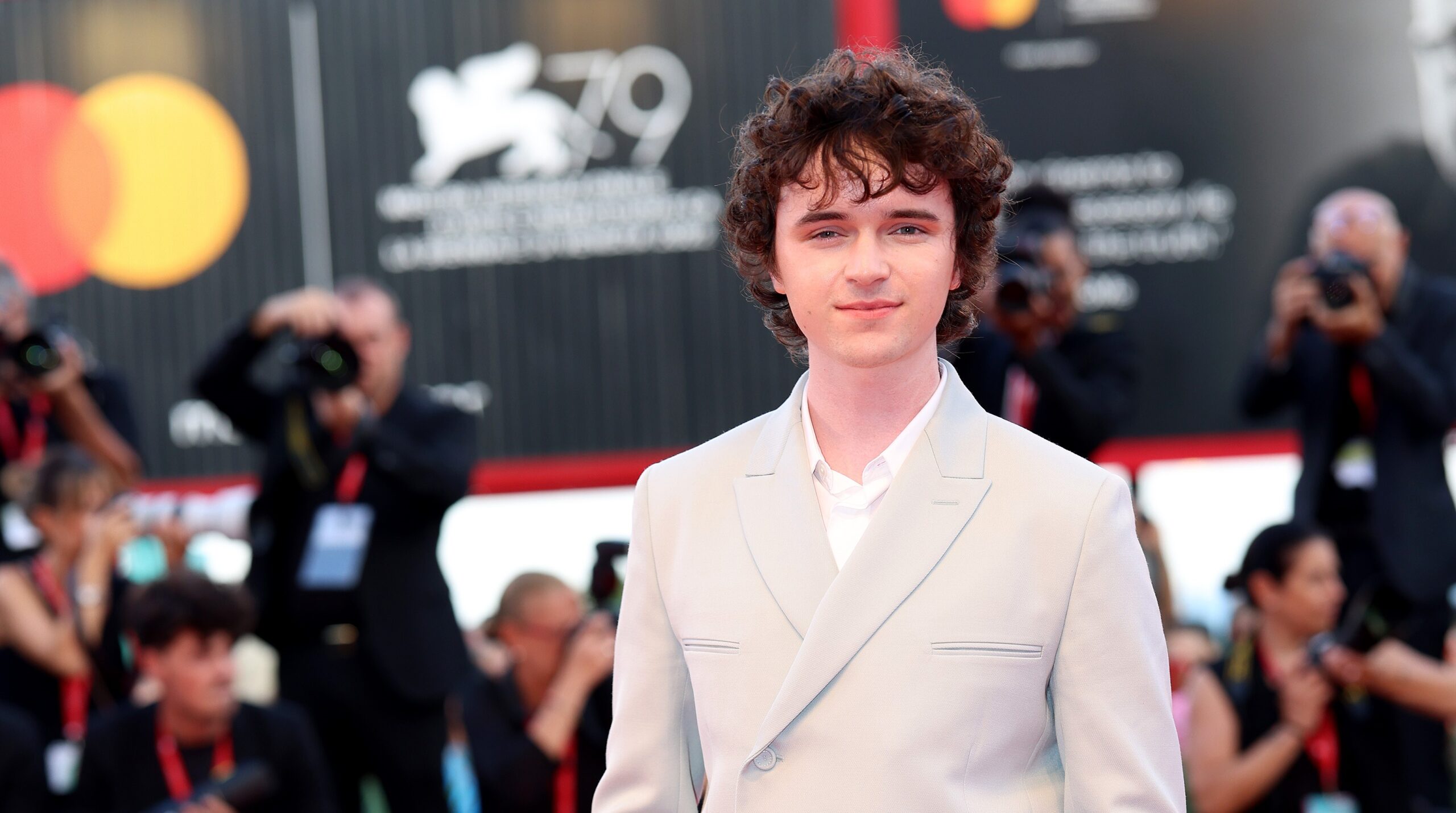 『ザ・サン』の注目俳優ゼン・マクグラスがディオール着用で第79回ベネチア国際映画祭に登場