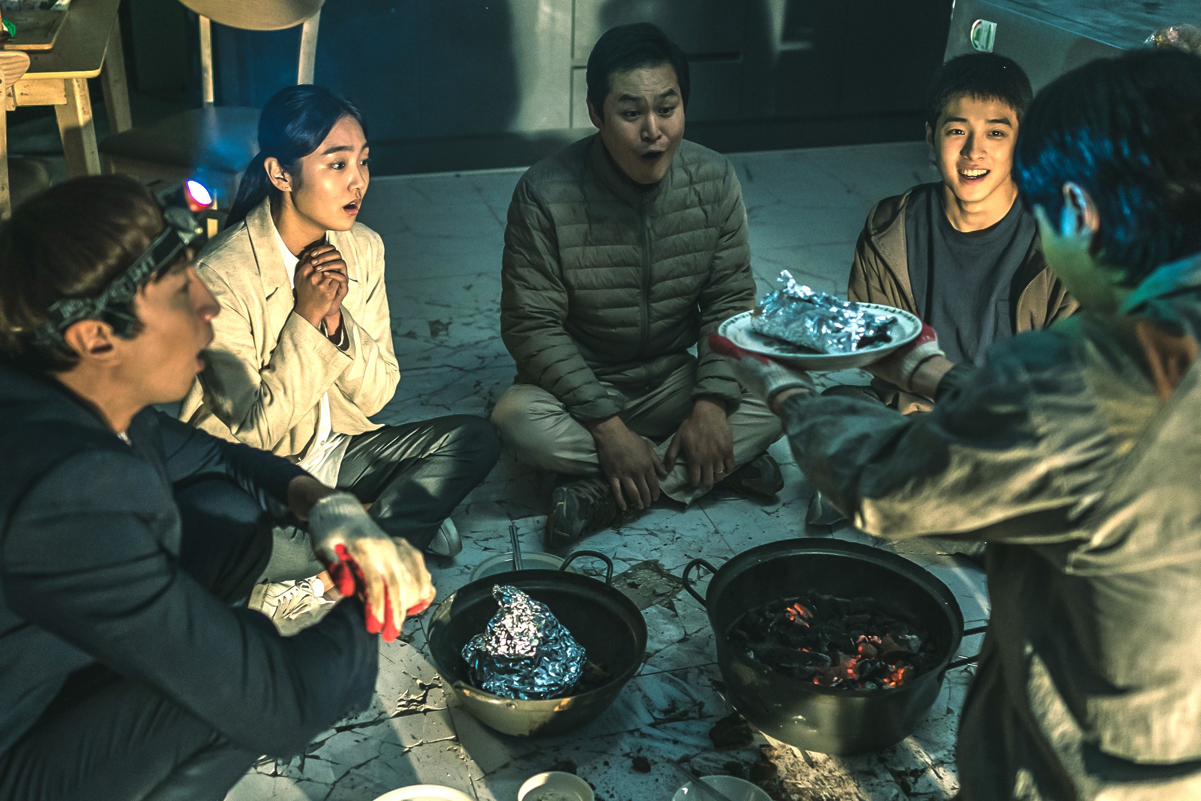 地下500mの奈落の底で食べるチキンは格別!?『奈落のマイホーム』本編食事シーン映像解禁