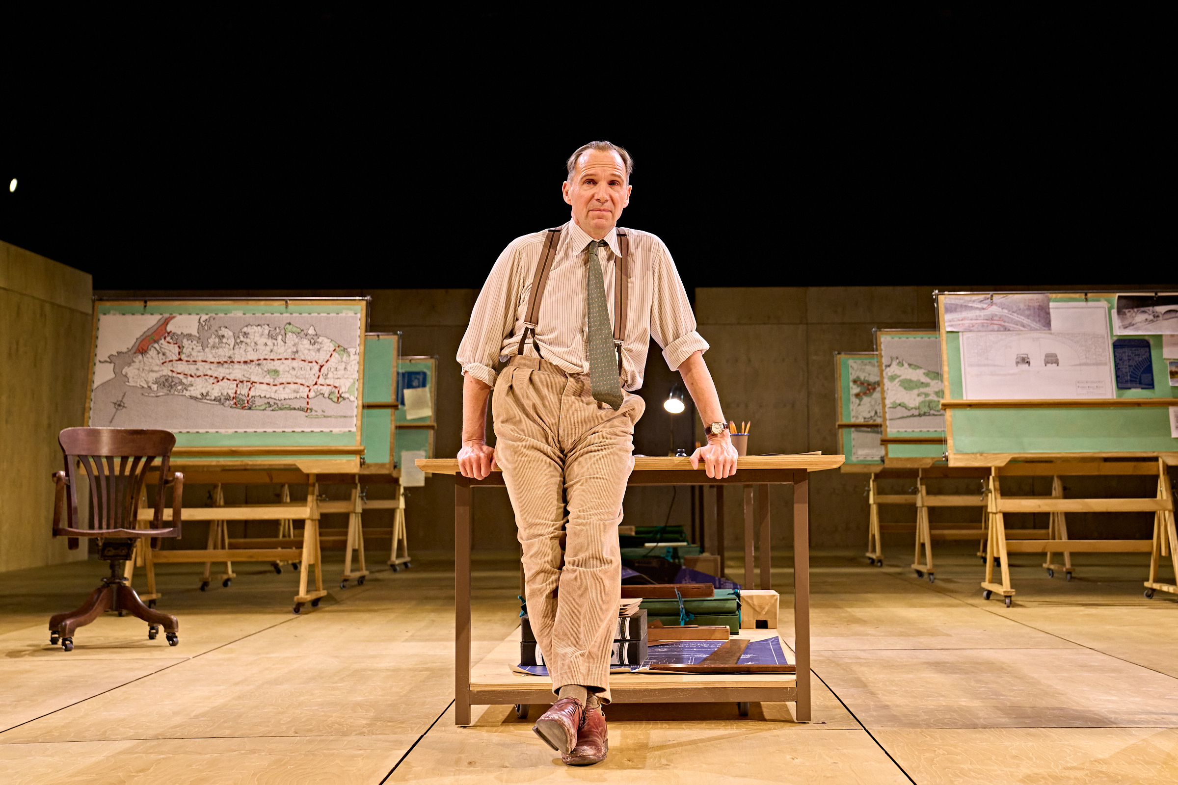 レイフ・ファインズ主演、NTLive作品『ストレイト・ライン・クレイジー』劇場予告編が完成