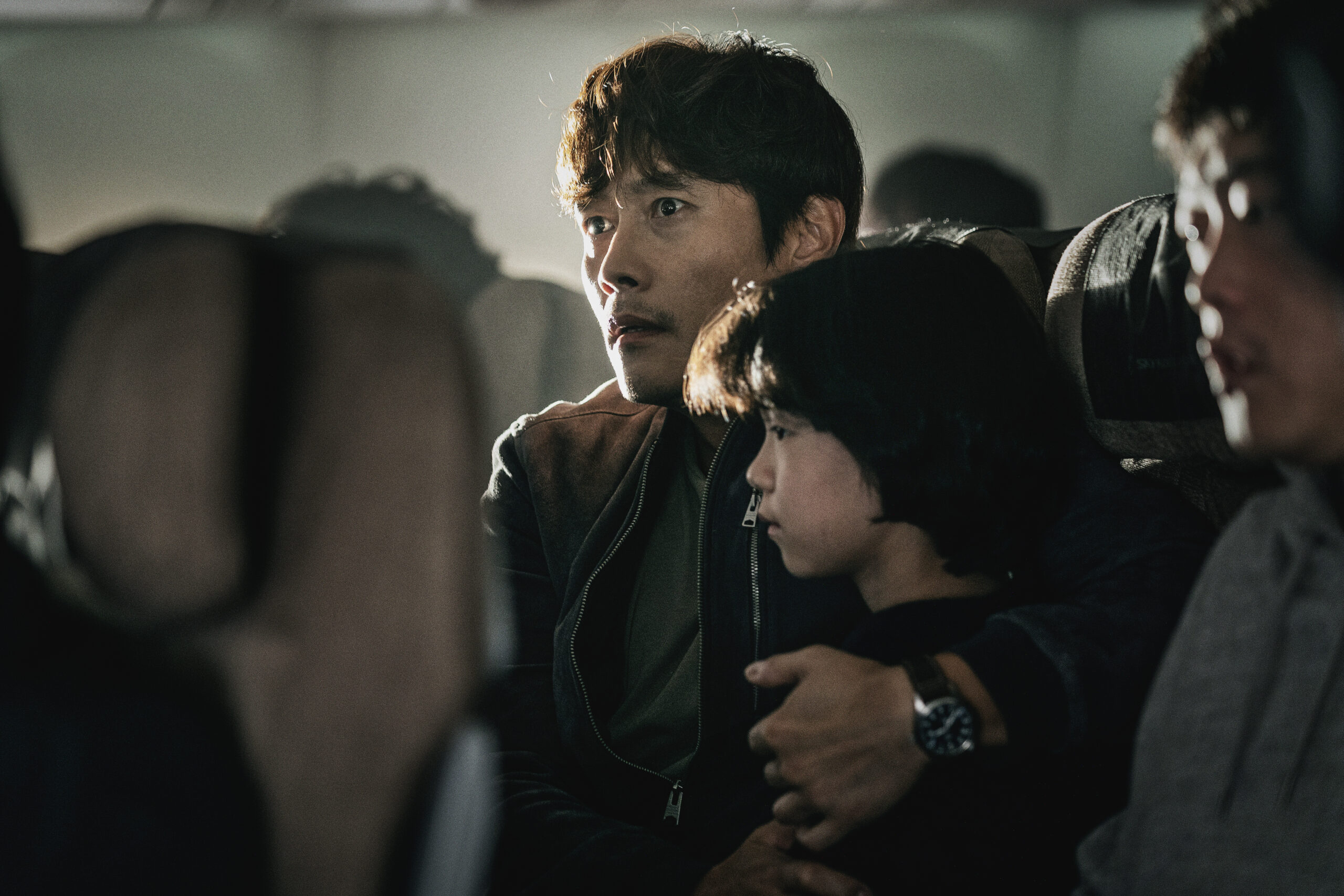 イ・ビョンホン親子へと忍び寄る怪しい影の正体とは!?『非常宣言』本編映像「不穏な雰囲気を身に纏った男」編が解禁