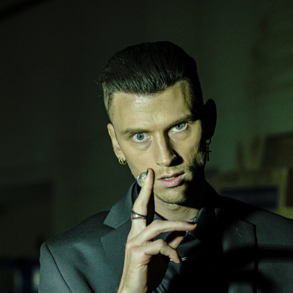 全米1位の人気ラッパー、躍進中の俳優、映画監督…いくつもの顔を持つ“コルソン・ベイカー”とは?