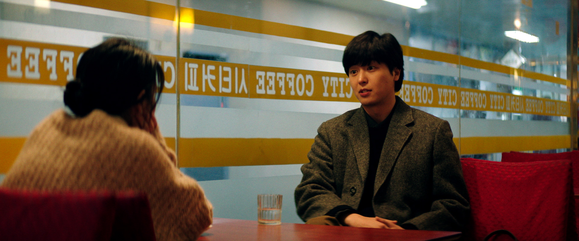 「席を移ったら?」“ロマンス職人”ヨン・ウジンと“国民の妹”イ・ジウン/IUが喫茶店で対面!『夜明けの詩』本編冒頭映像を解禁