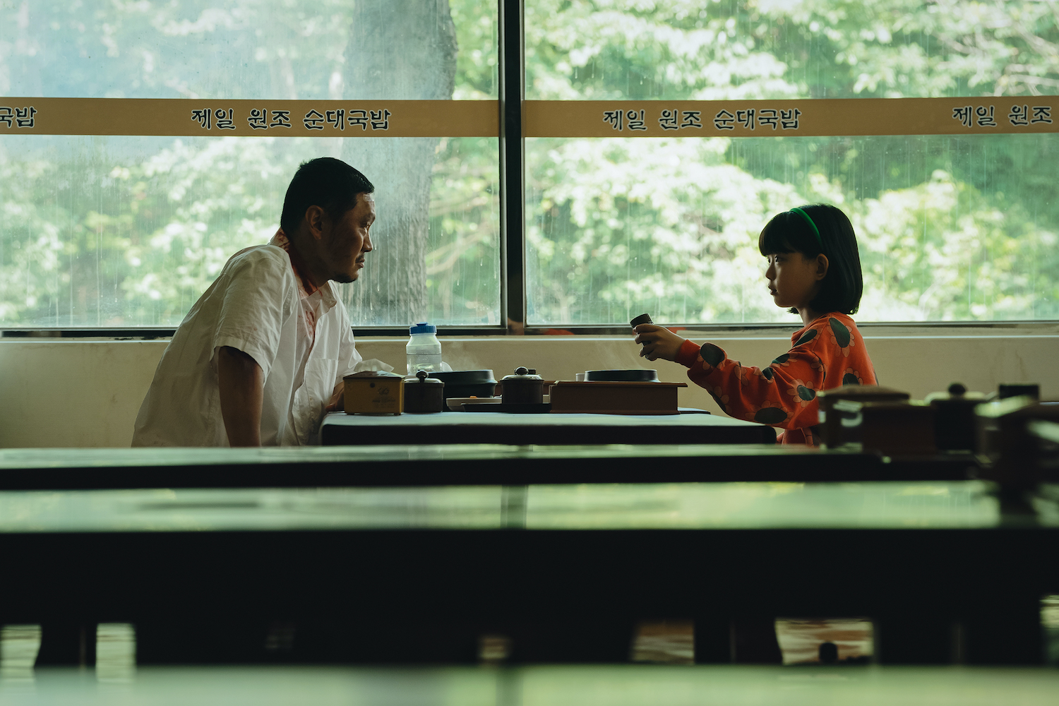 本日12月23日より配信開始、話題沸騰のブラックコメディ『砂漠の王』メイキング映像解禁