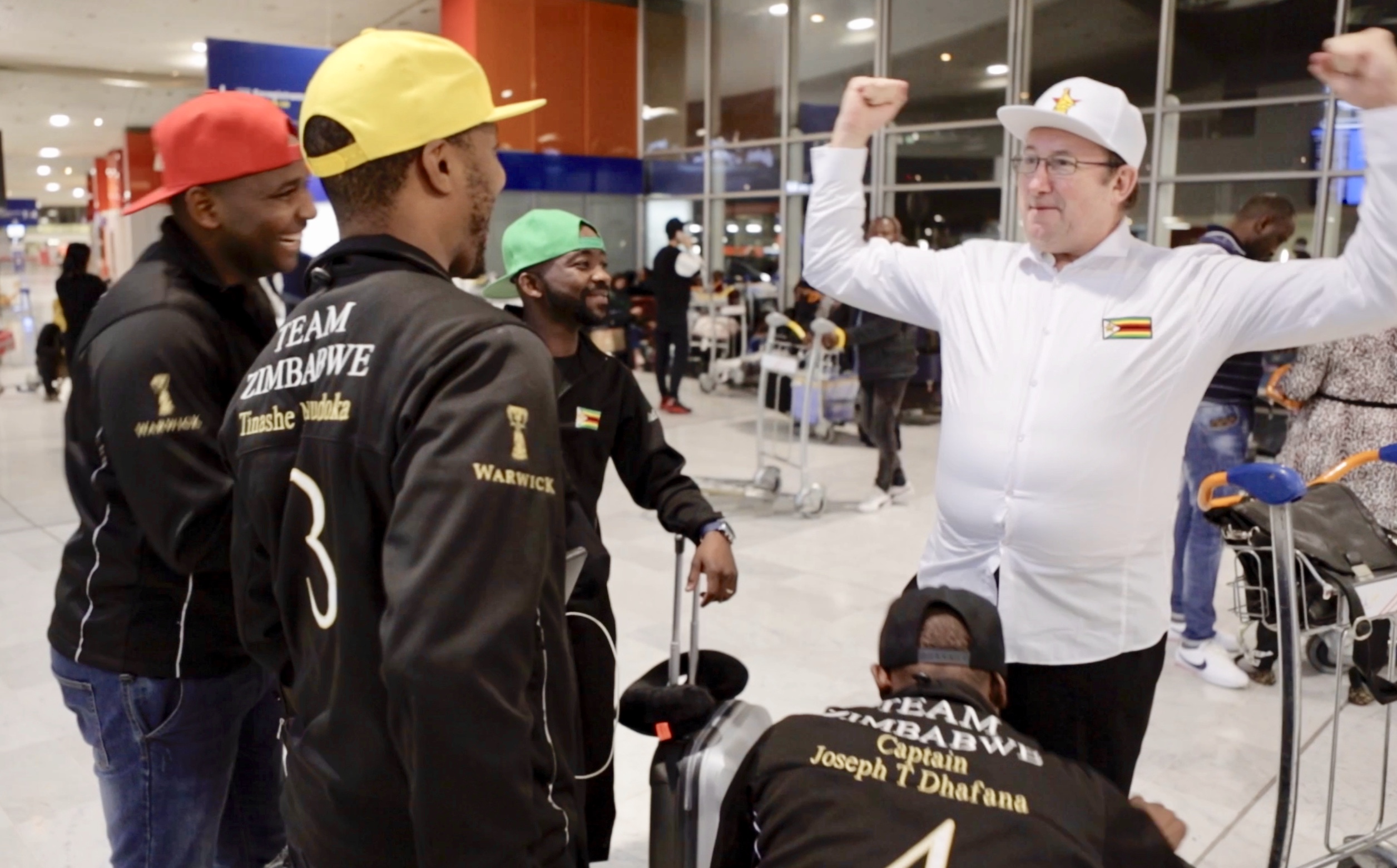 チームが限られた経費で雇ったのは“変人”フランス人コーチだった!?『チーム・ジンバブエのソムリエたち』本編映像解禁