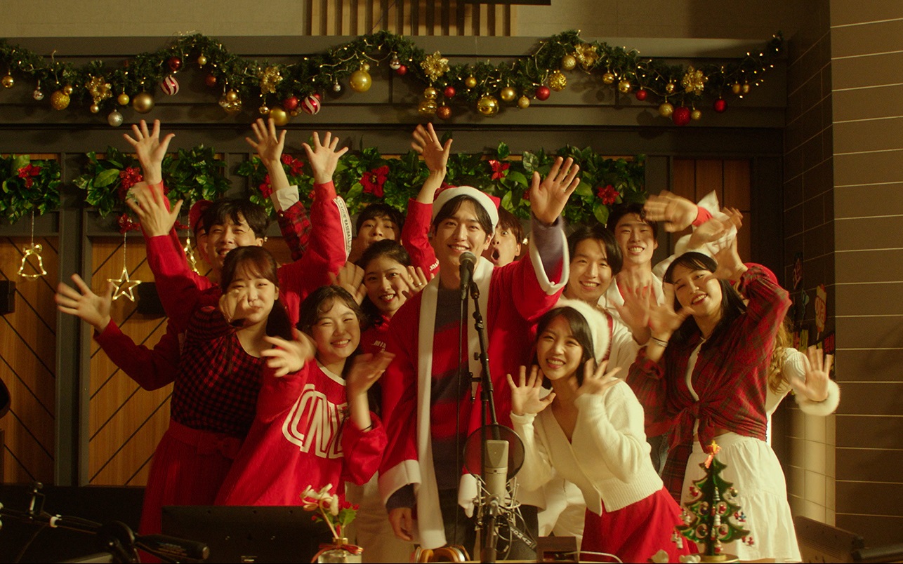 ソ・ガンジュンが「ジングルベル」をサンタの衣裳で歌唱! 豪華キャスト総登場の『ハッピーニューイヤー』冒頭映像解禁