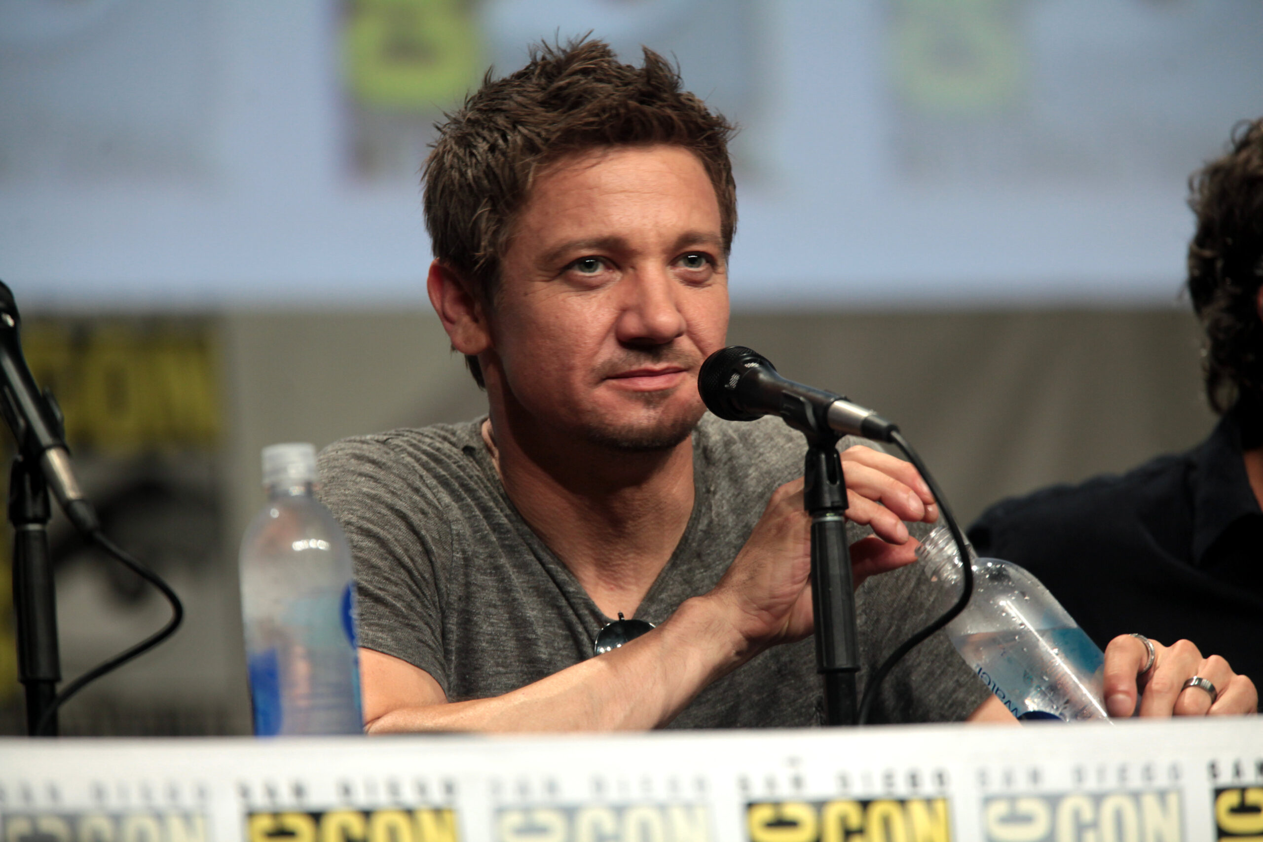 ジェレミー・レナーが除雪作業中の事故により重傷を負い病院に飛行機で搬送