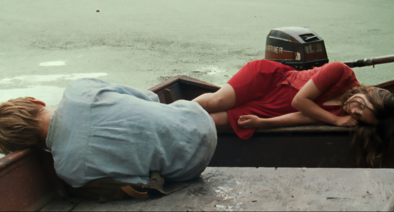 逃避行中の少女が鶏に怯える理由とは——“ベルギーの闇3部作”の完結編『依存魔』衝撃の本編映像解禁