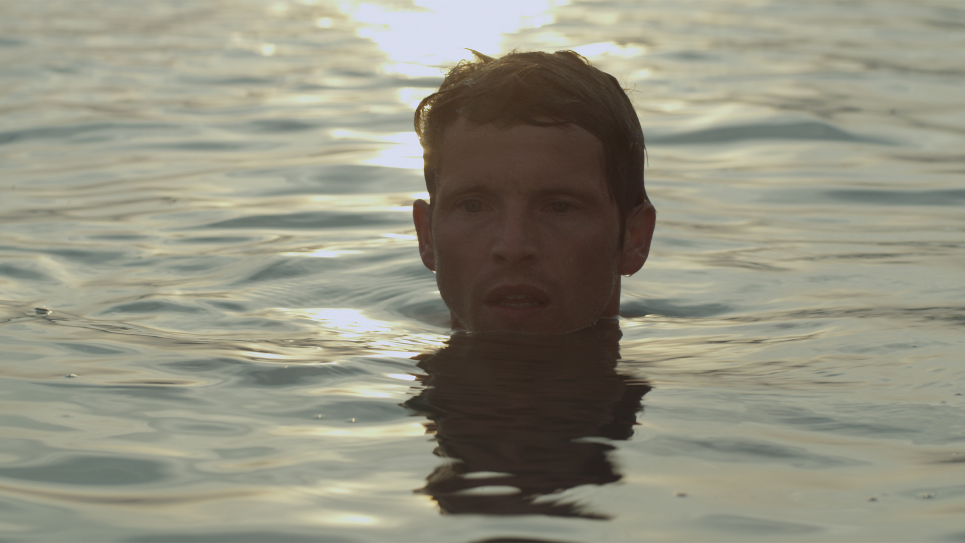 同性愛の男性が集まる湖のほとりで独りぼっちのおじさんにナンパの基本を指南——『湖の⾒知らぬ男』本編映像解禁