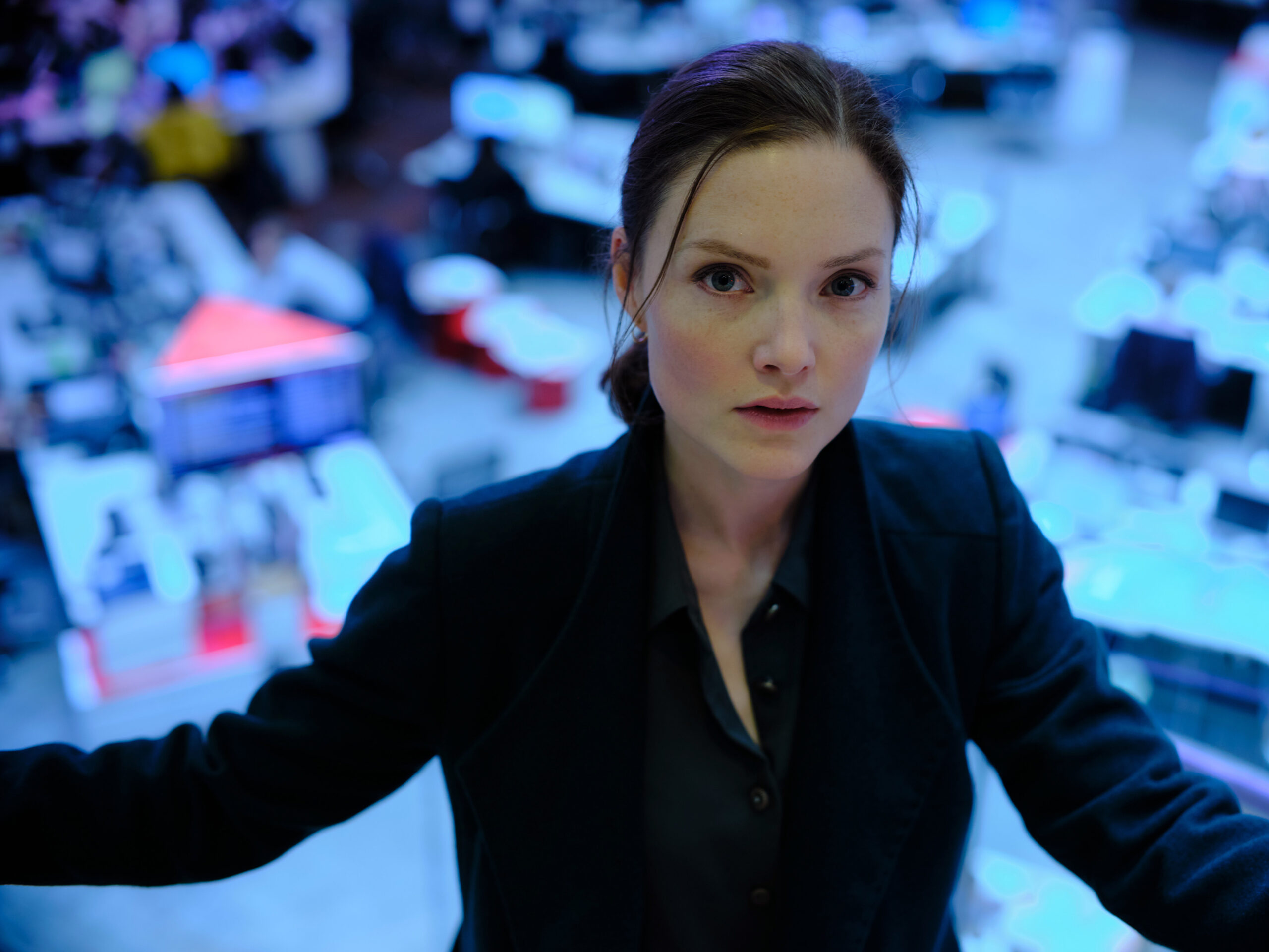 “リアルタイム・ディープフェイク”の恐怖とは？　犯罪サスペンス『ザ・キャプチャー 歪められた真実2』本予告編が解禁