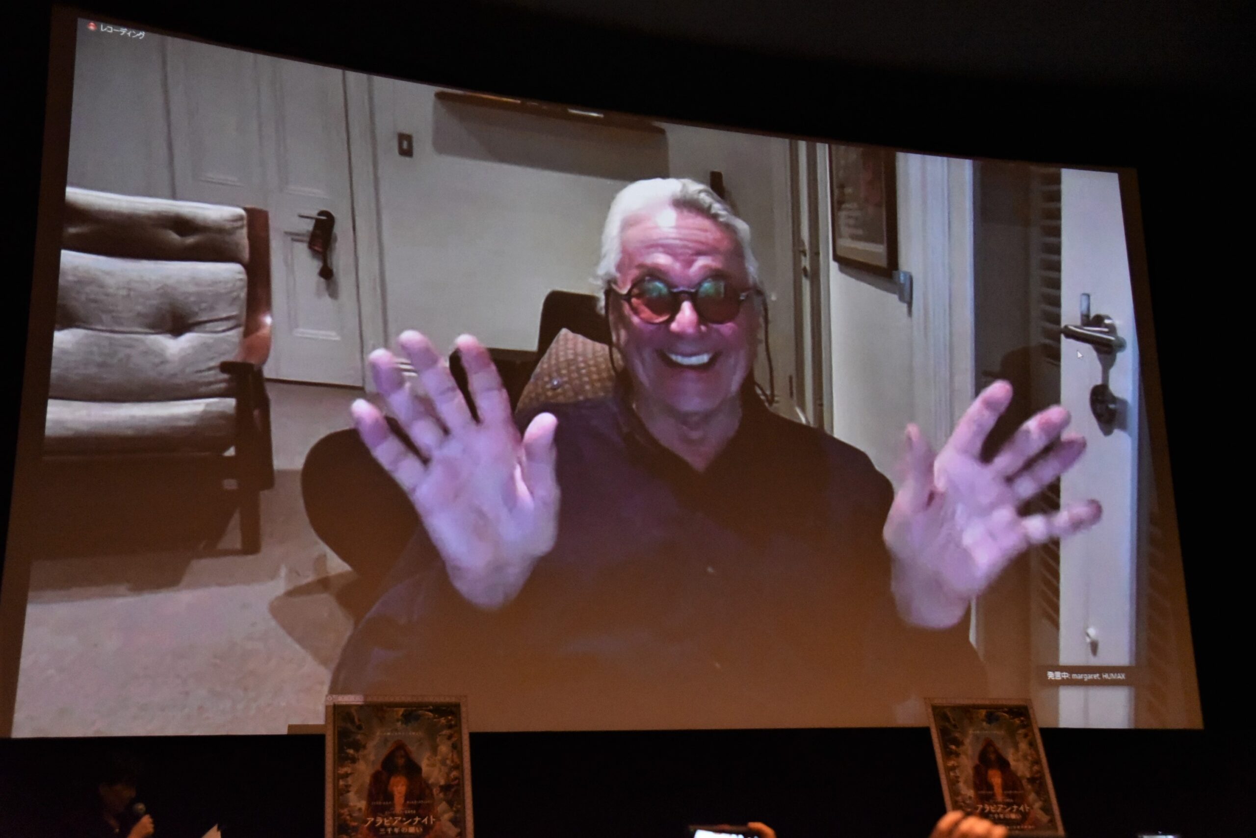 映画『アラビアンナイト 三千年の願い』試写会にジョージ・ミラー監督がリモート登壇「なぜ人は物語を語るのか?に興味がありました」