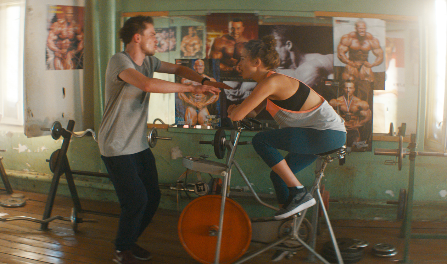 ちょいダサなダンスと音楽がインパクト大！　フィギュア選手の恋と夢を描く『ICE ふたりのプログラム』トレーニングシーン映像解禁