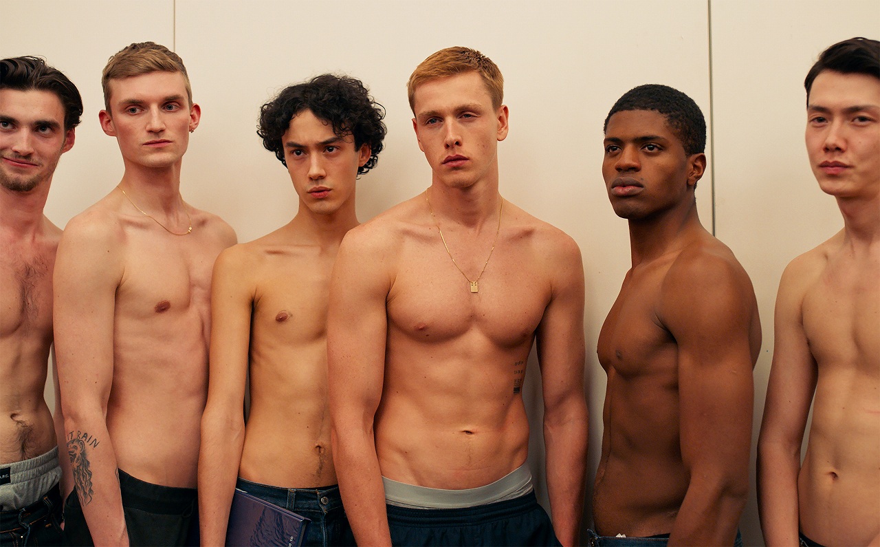 不愛想と笑顔、モデルはどうやって使い分ける?『逆転のトライアングル』ファッション業界を痛烈に皮肉る本編映像解禁