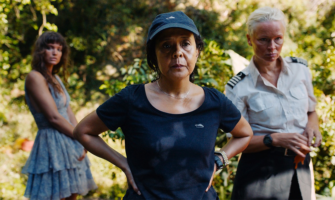 豪華客船が漂着した無人島で驚異のサバイバル能力を発揮したのは“船の清掃婦”だった!『逆転のトライアングル』本編映像が解禁