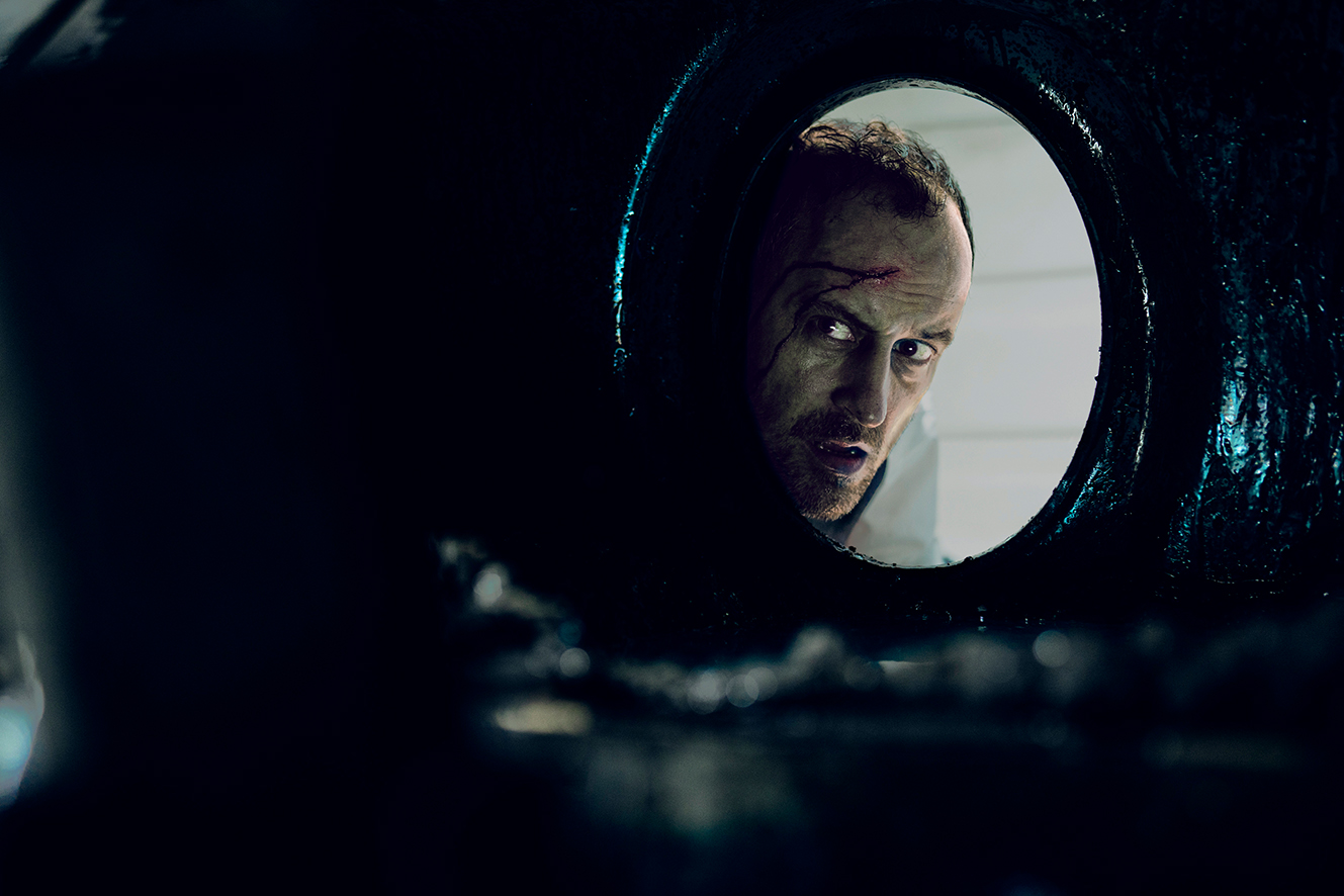 便器に落ちたスマホに妻からの着信でどうする⁉ 仮設トイレ内だけで全編が進行する異色作『ホーリー・トイレット』本編映像解禁